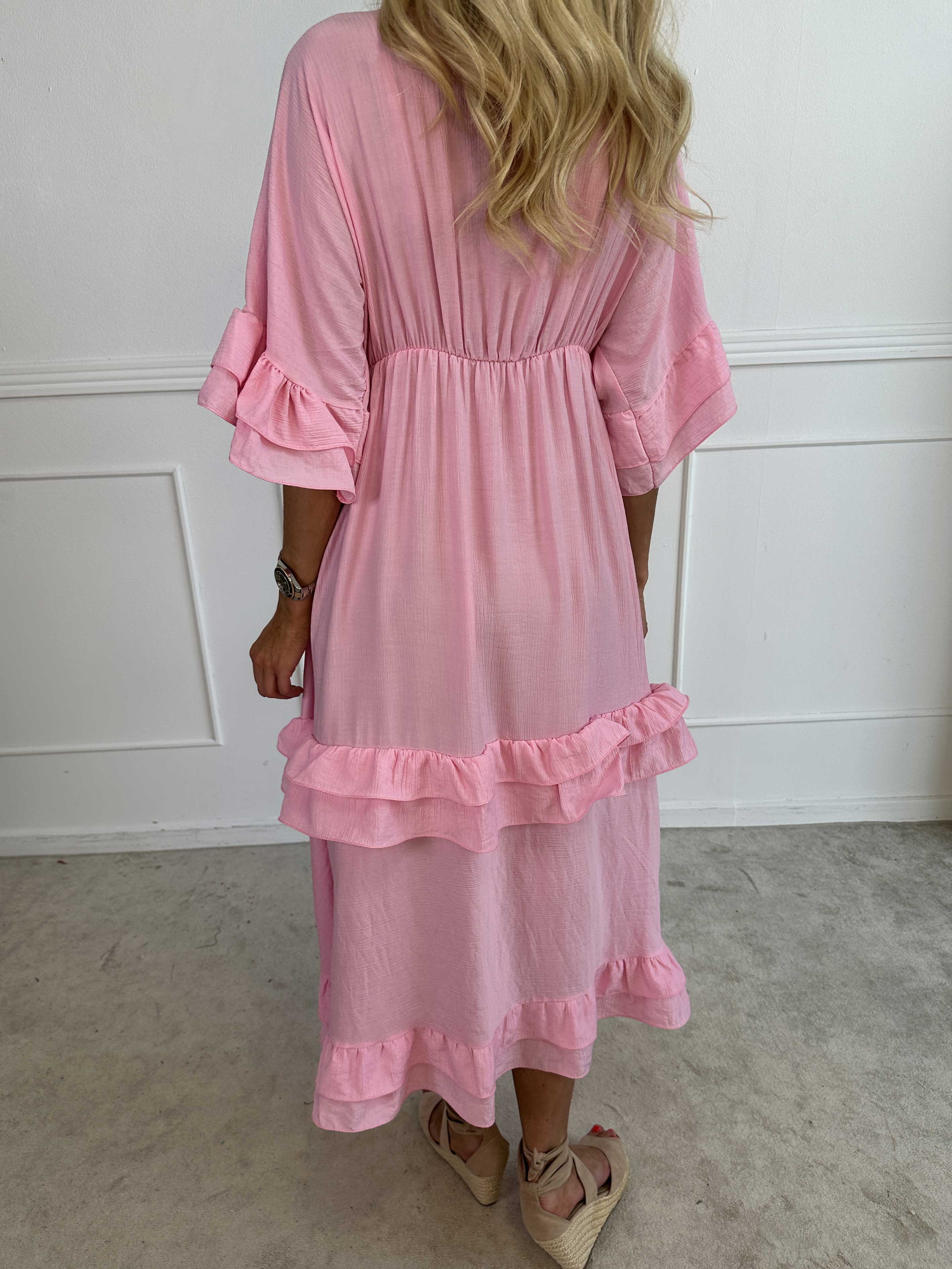 Europe - Söt långklänning i viskos med volangdetaljer