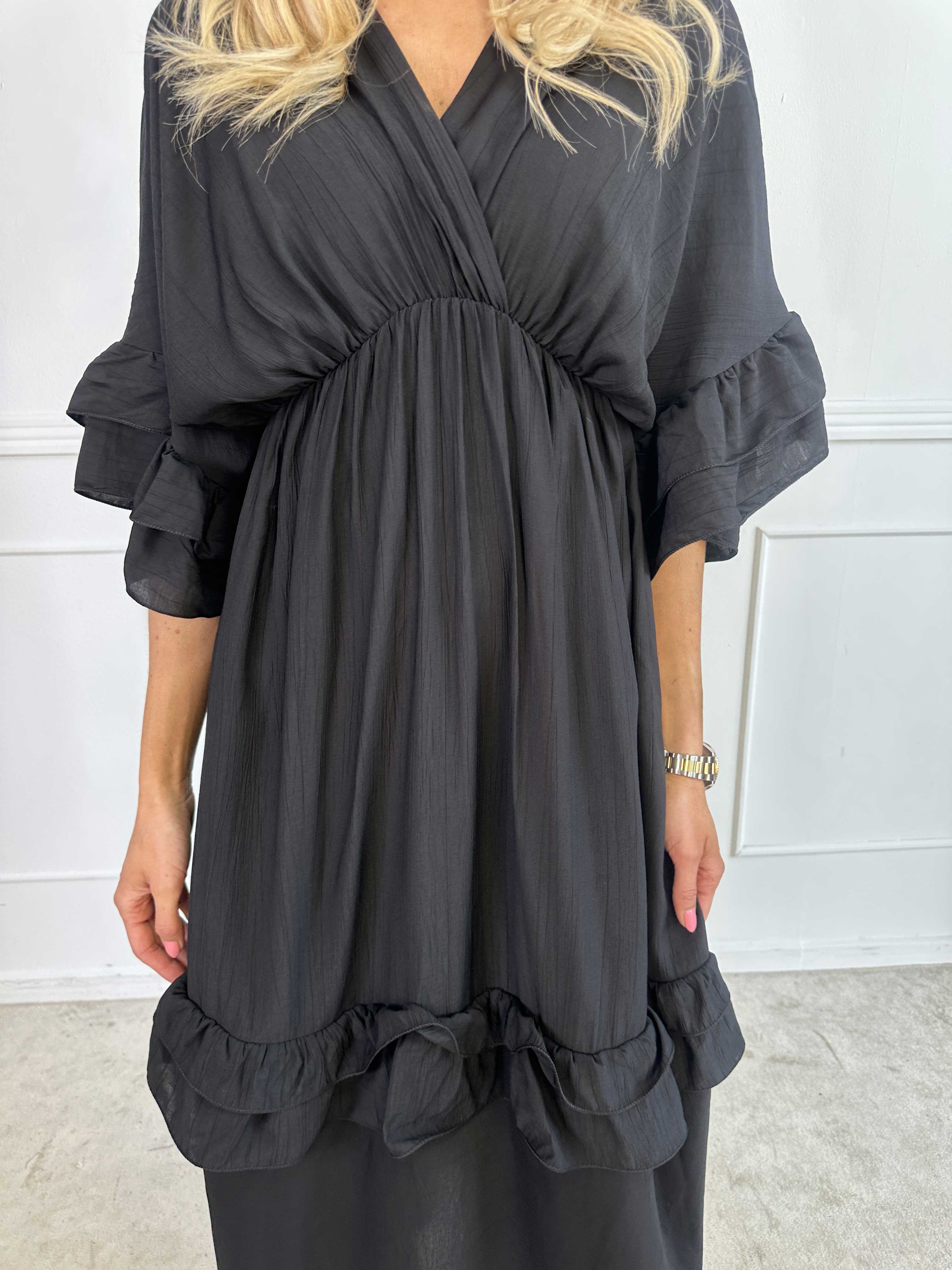 Europe - Söt långklänning i viskos med volangdetaljer