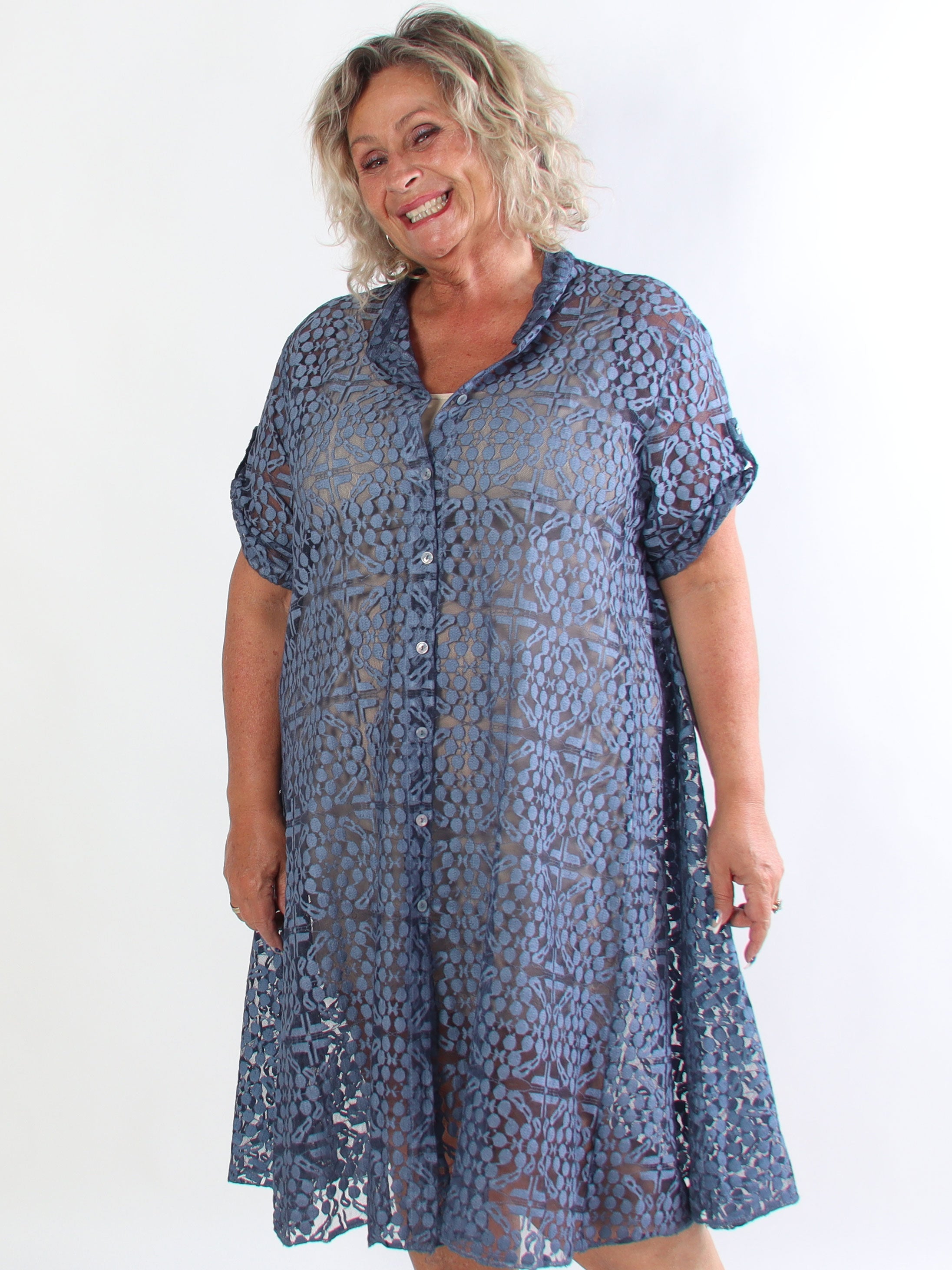 Evey - Plus size skjortekjole i a-form og transparent blonde