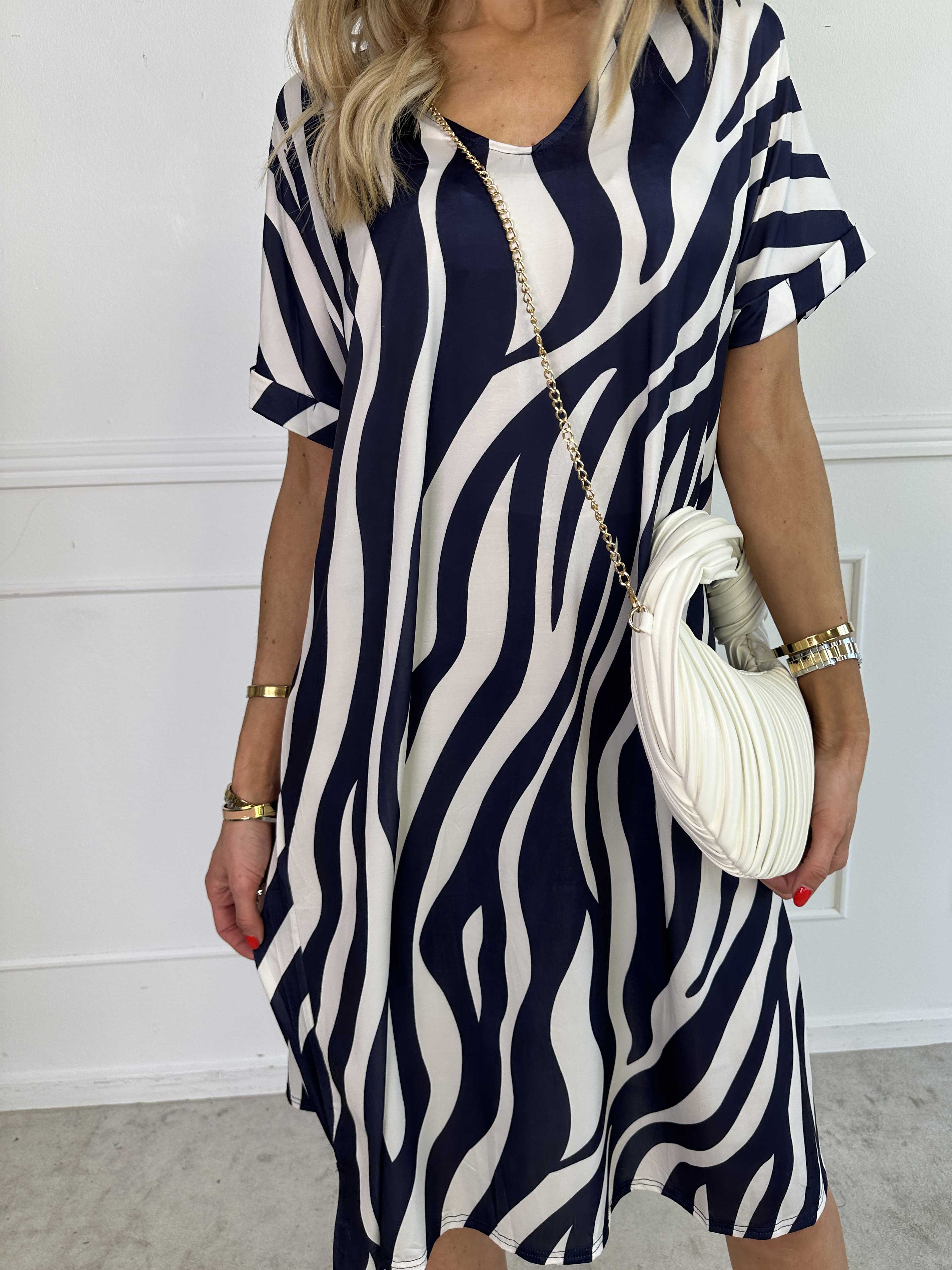 Evie Zebra - Lös tunikaklänning i elastiskt tyg med zebramönster