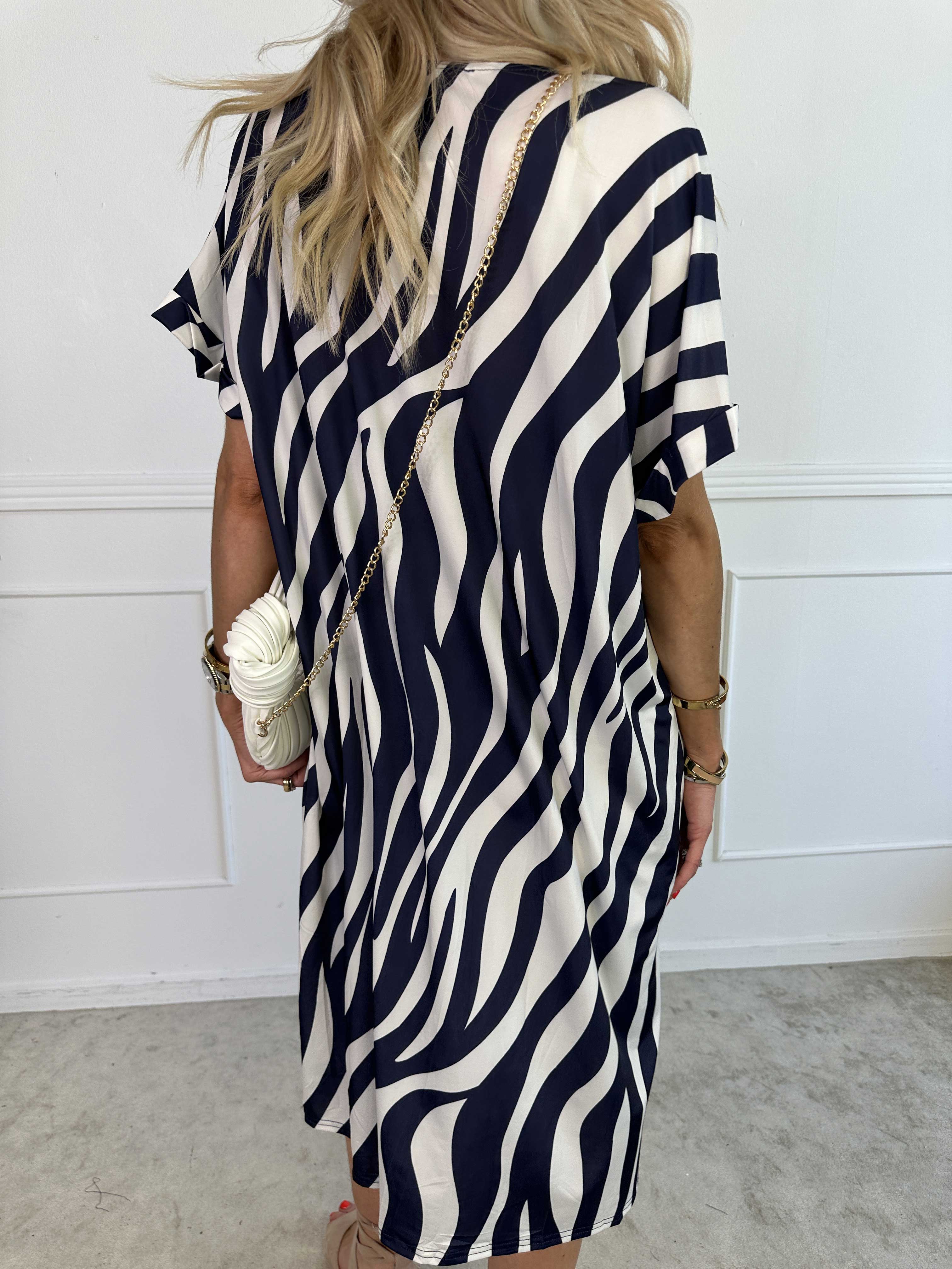 Evie Zebra - Lös tunikaklänning i elastiskt tyg med zebramönster