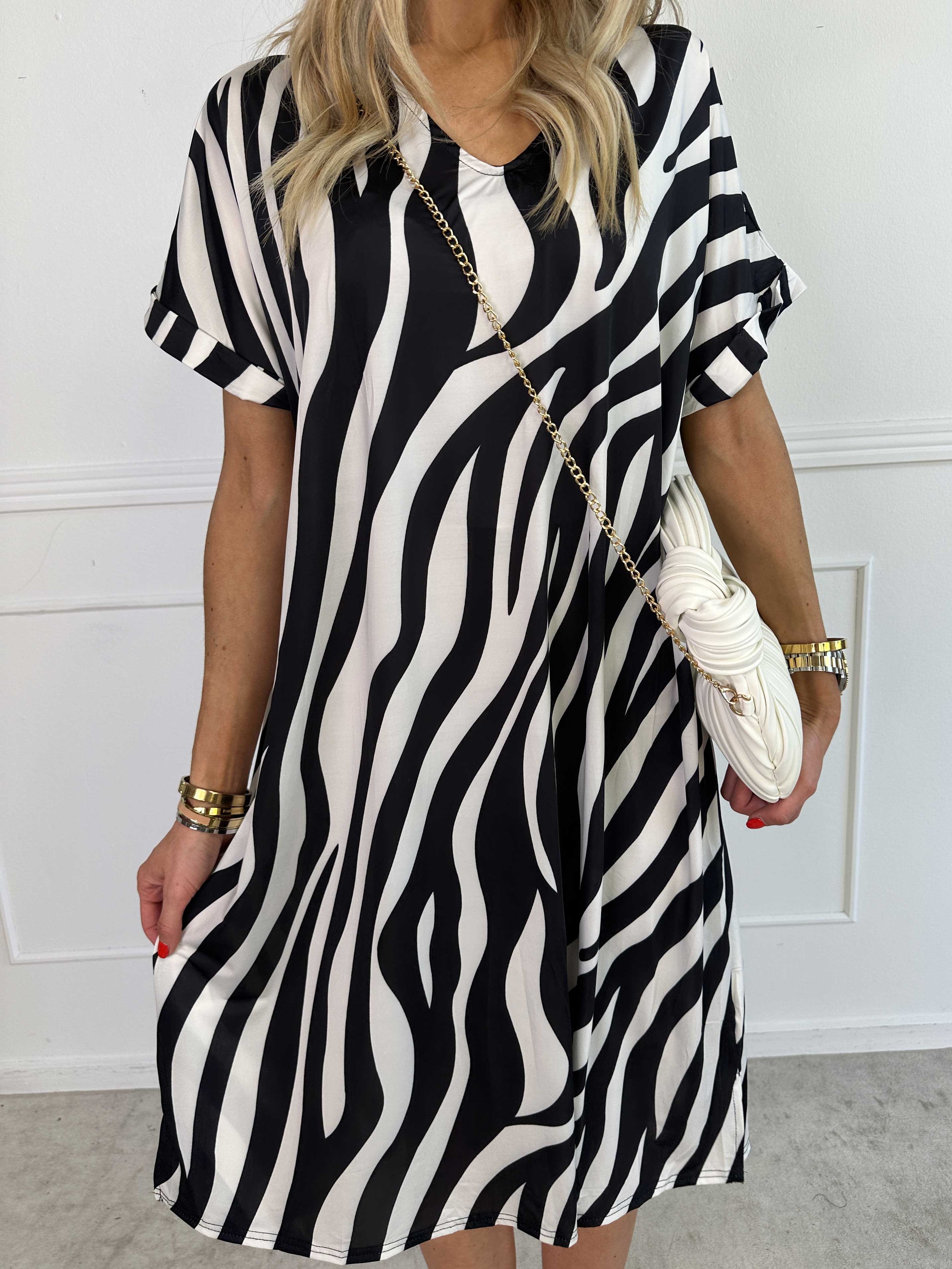 Evie Zebra - Lös tunikaklänning i elastiskt tyg med zebramönster