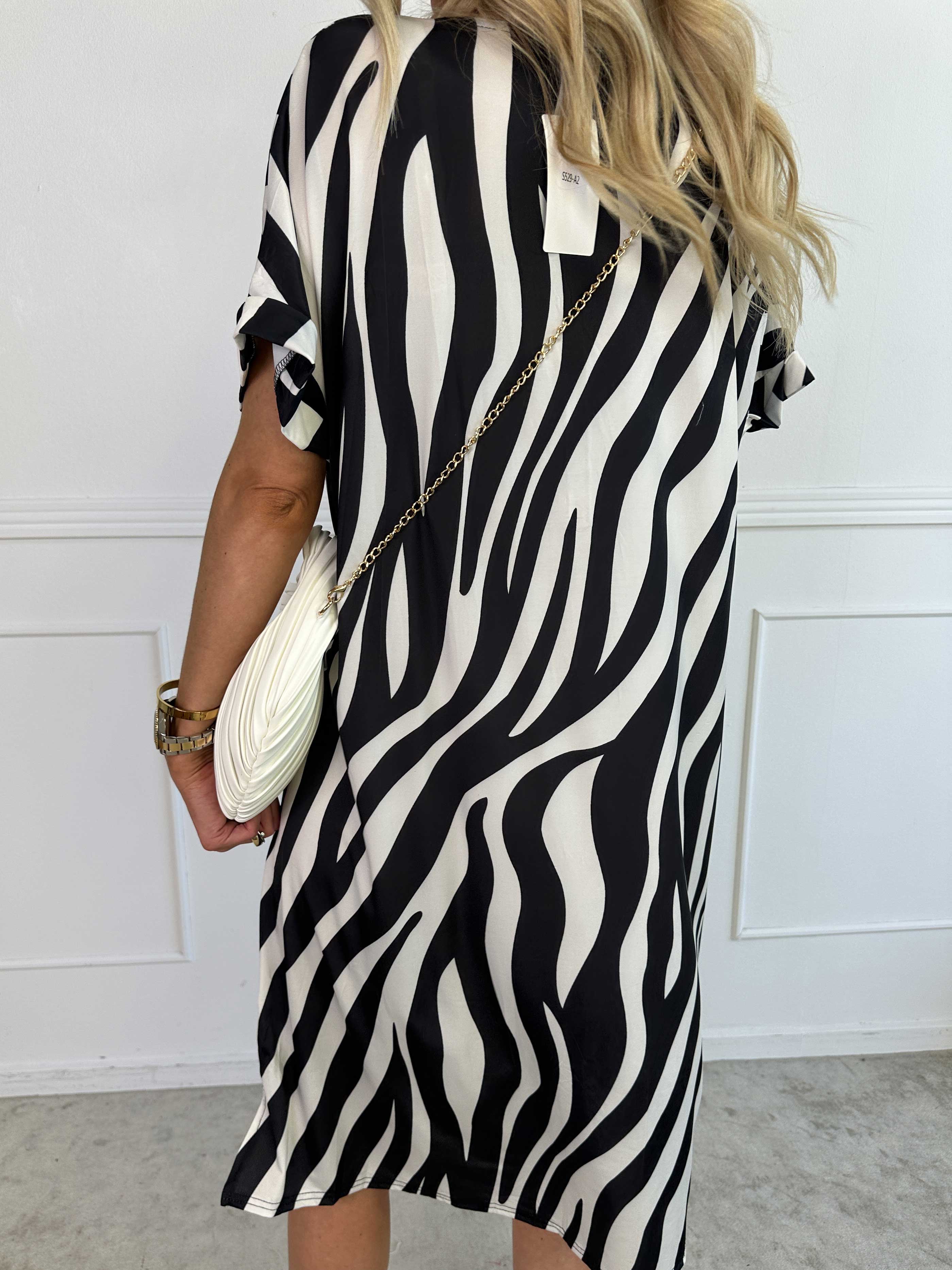 Evie Zebra - Lös tunikaklänning i elastiskt tyg med zebramönster