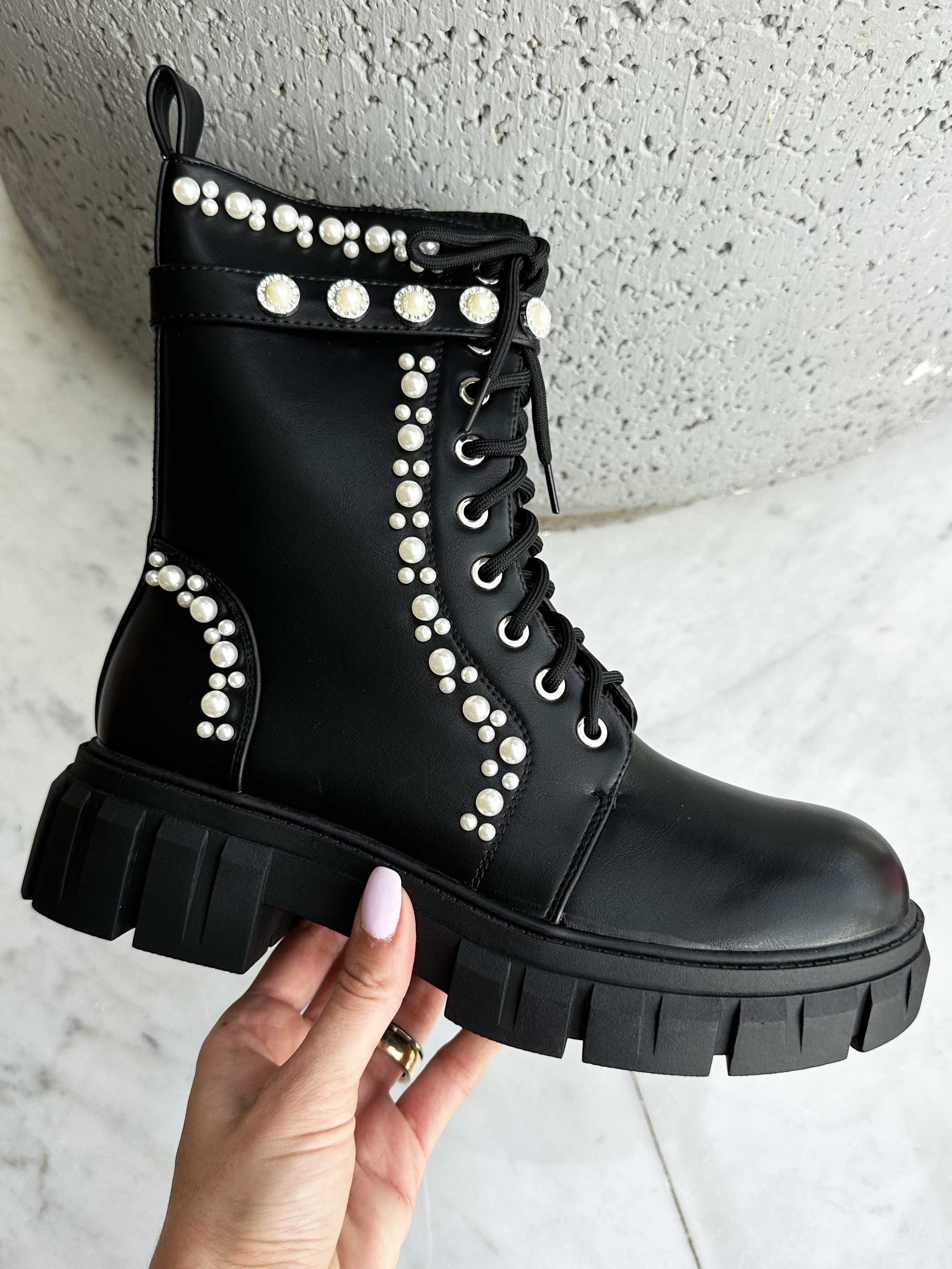 Fabiola - Svarta stövlar med vita pärlor och snören