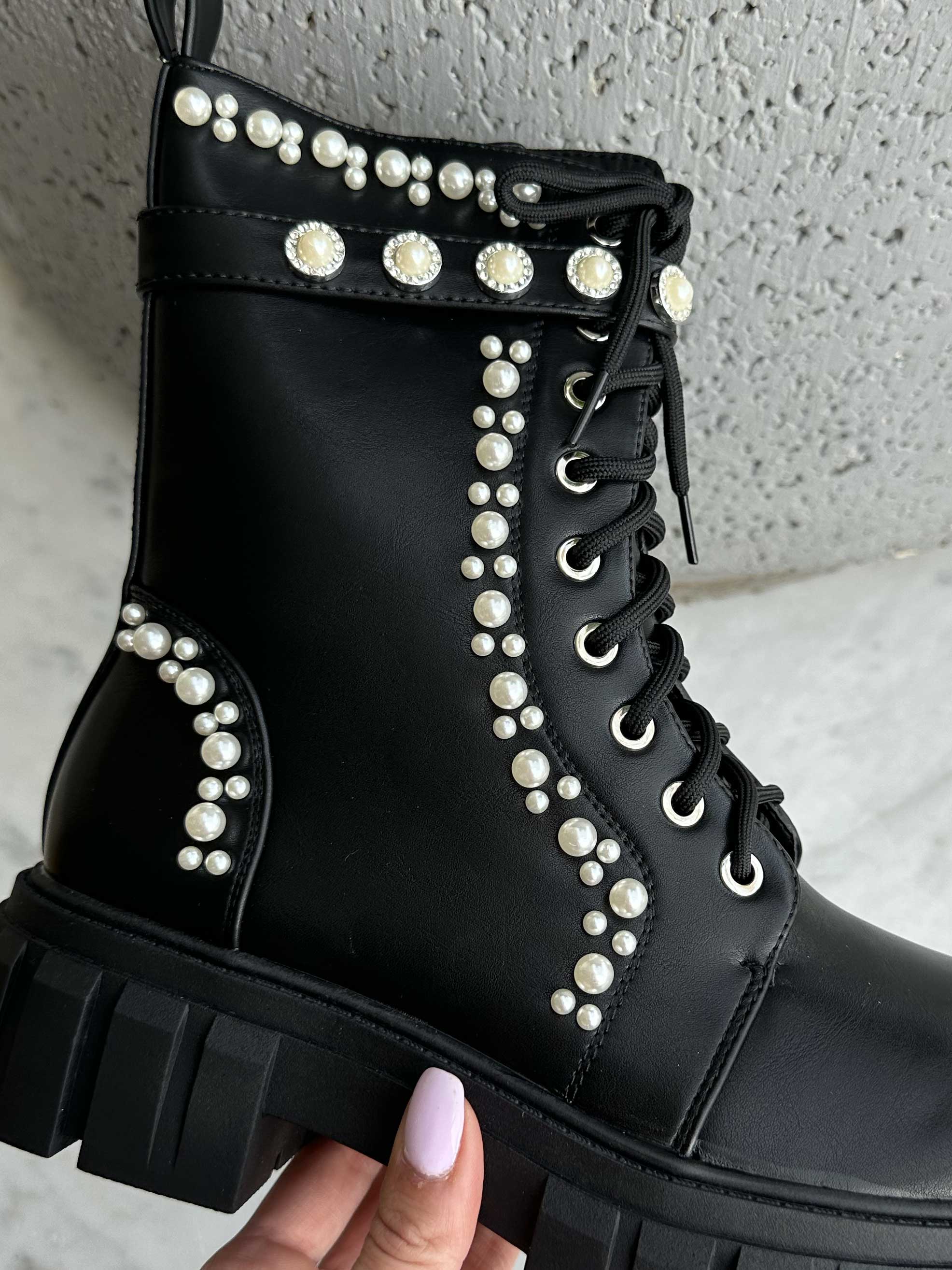 Fabiola - Svarta stövlar med vita pärlor och snören