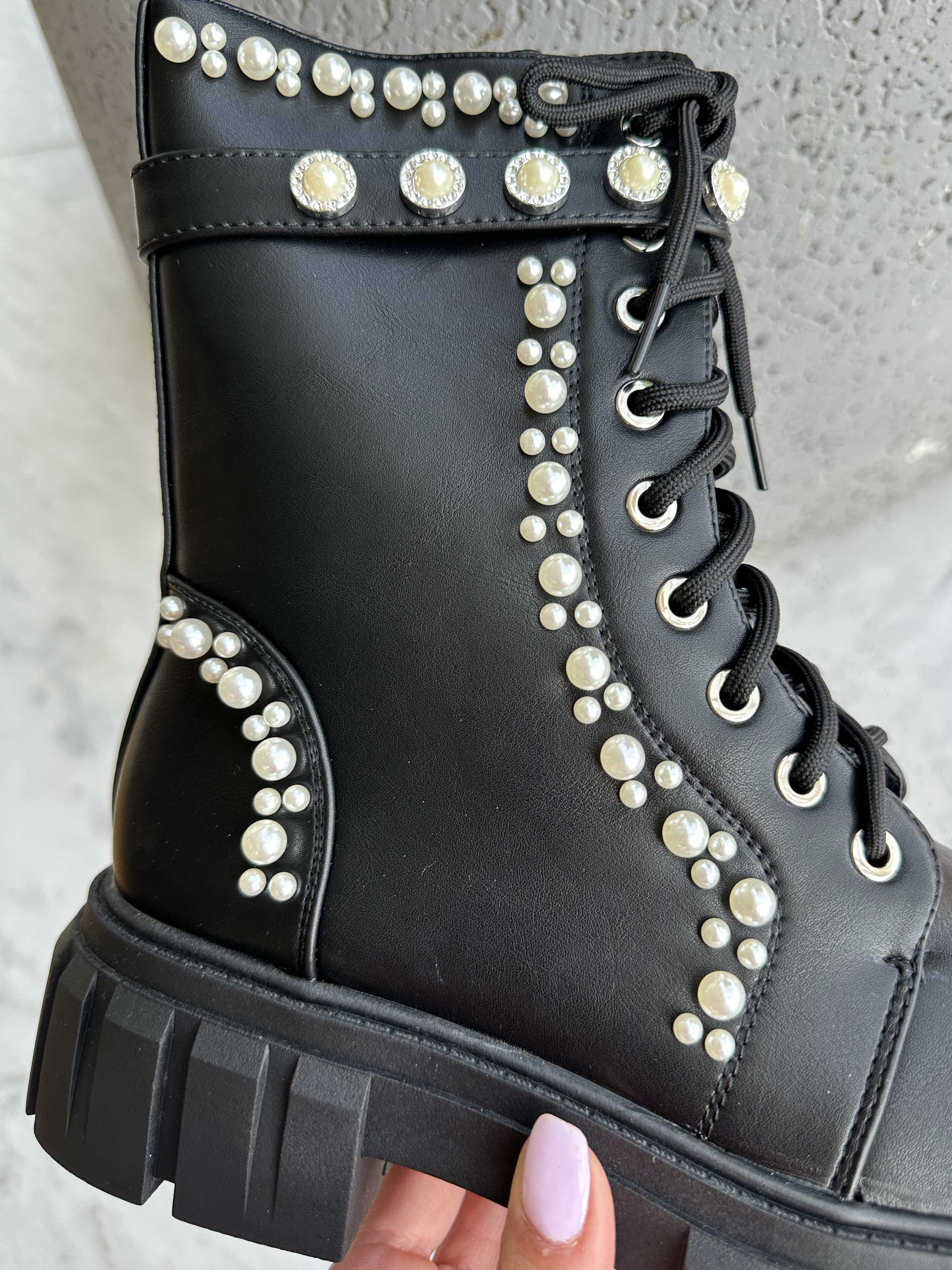 Fabiola - Svarta stövlar med vita pärlor och snören
