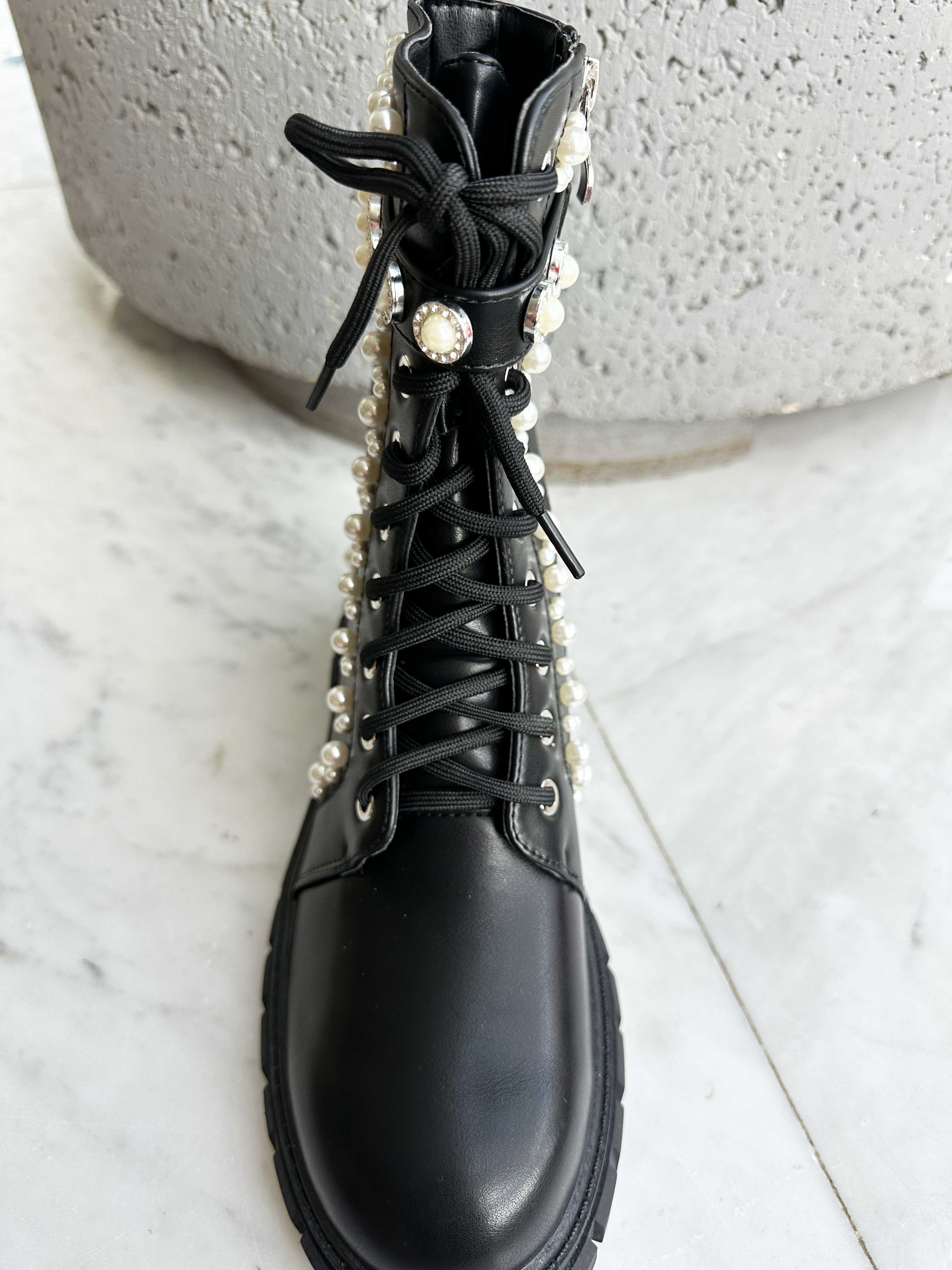 Fabiola - Svarta stövlar med vita pärlor och snören