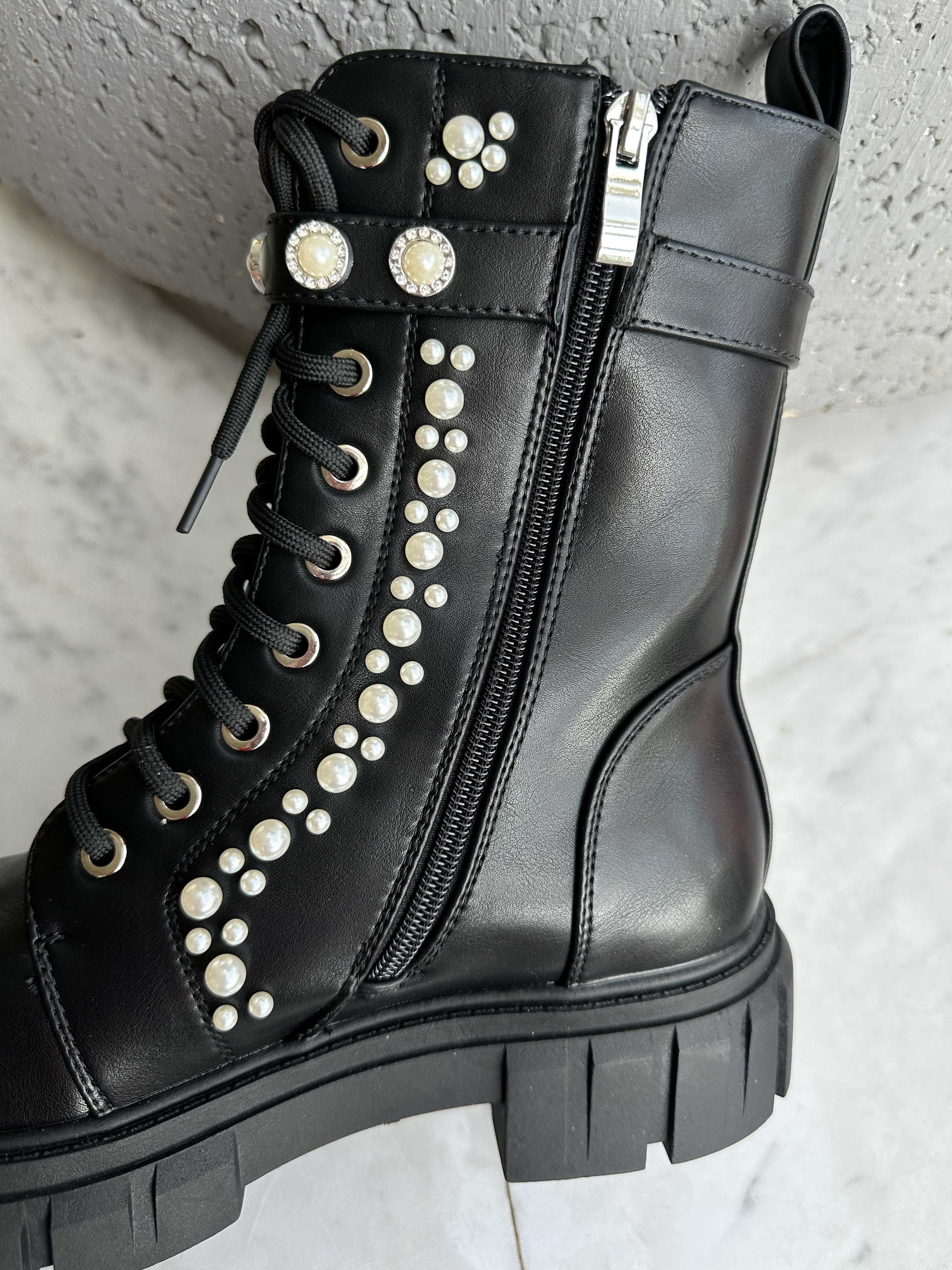 Fabiola - Svarta stövlar med vita pärlor och snören