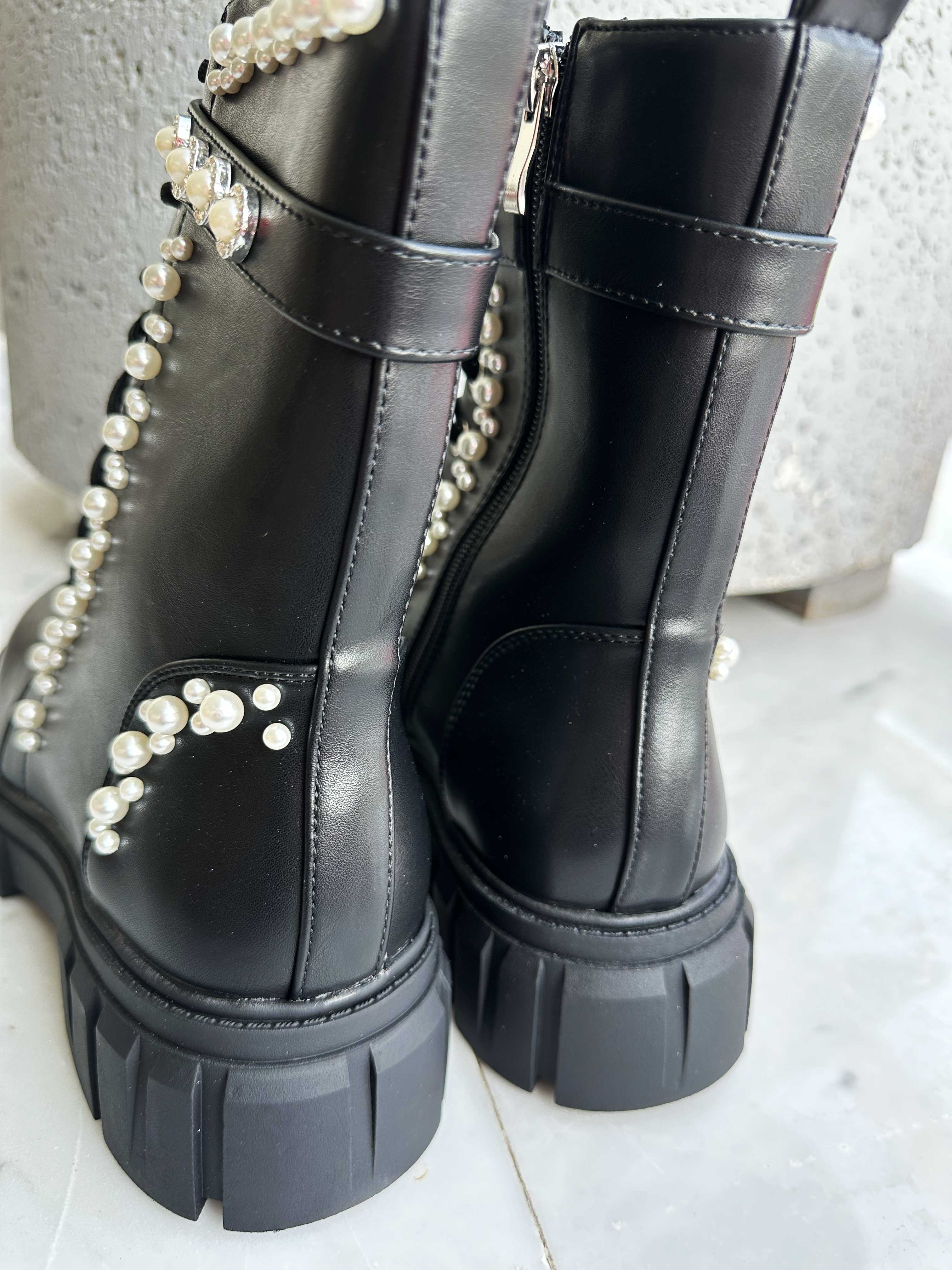 Fabiola - Svarta stövlar med vita pärlor och snören