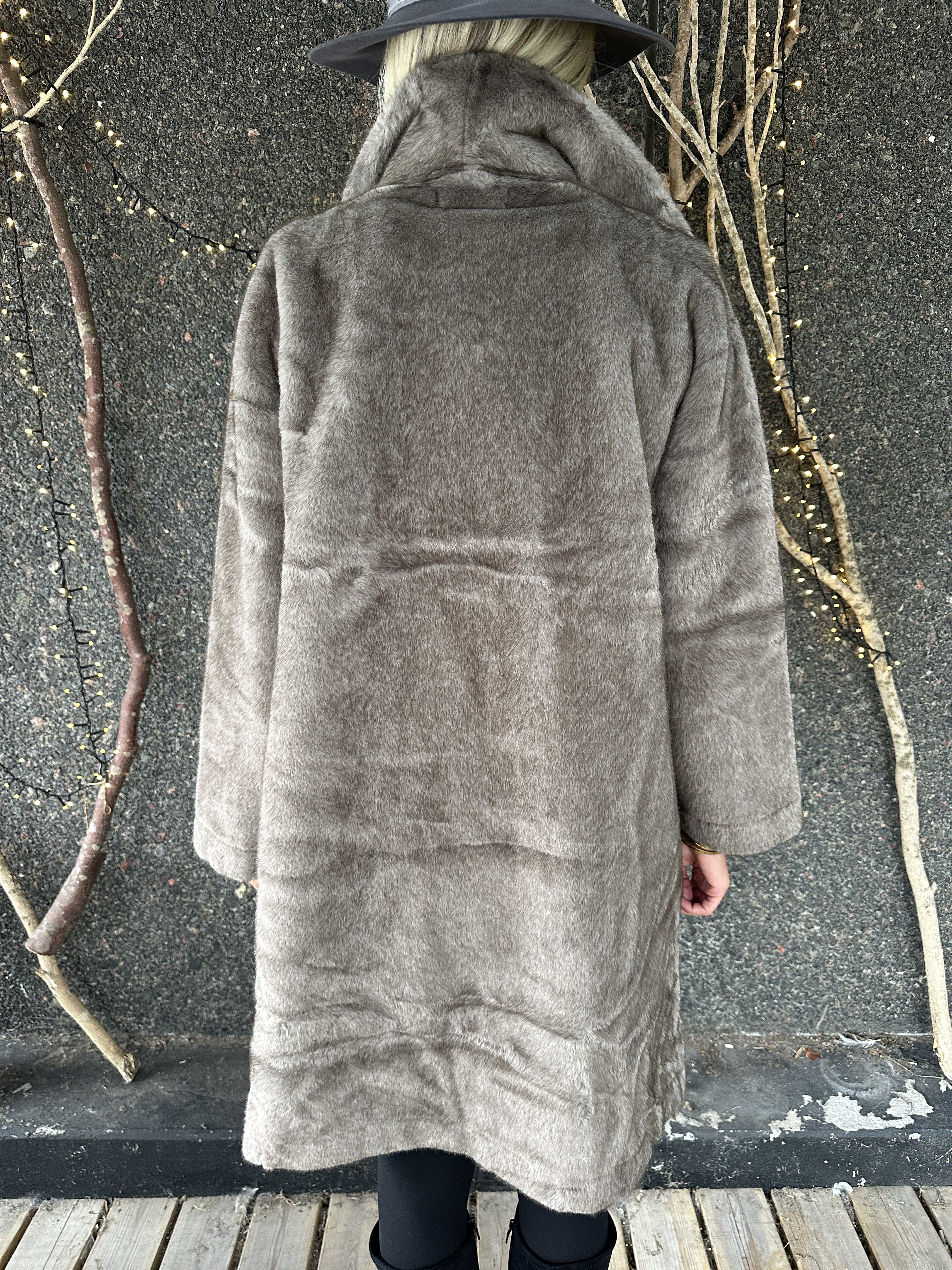 Federica - Mjuk fuskpälskappa med krage