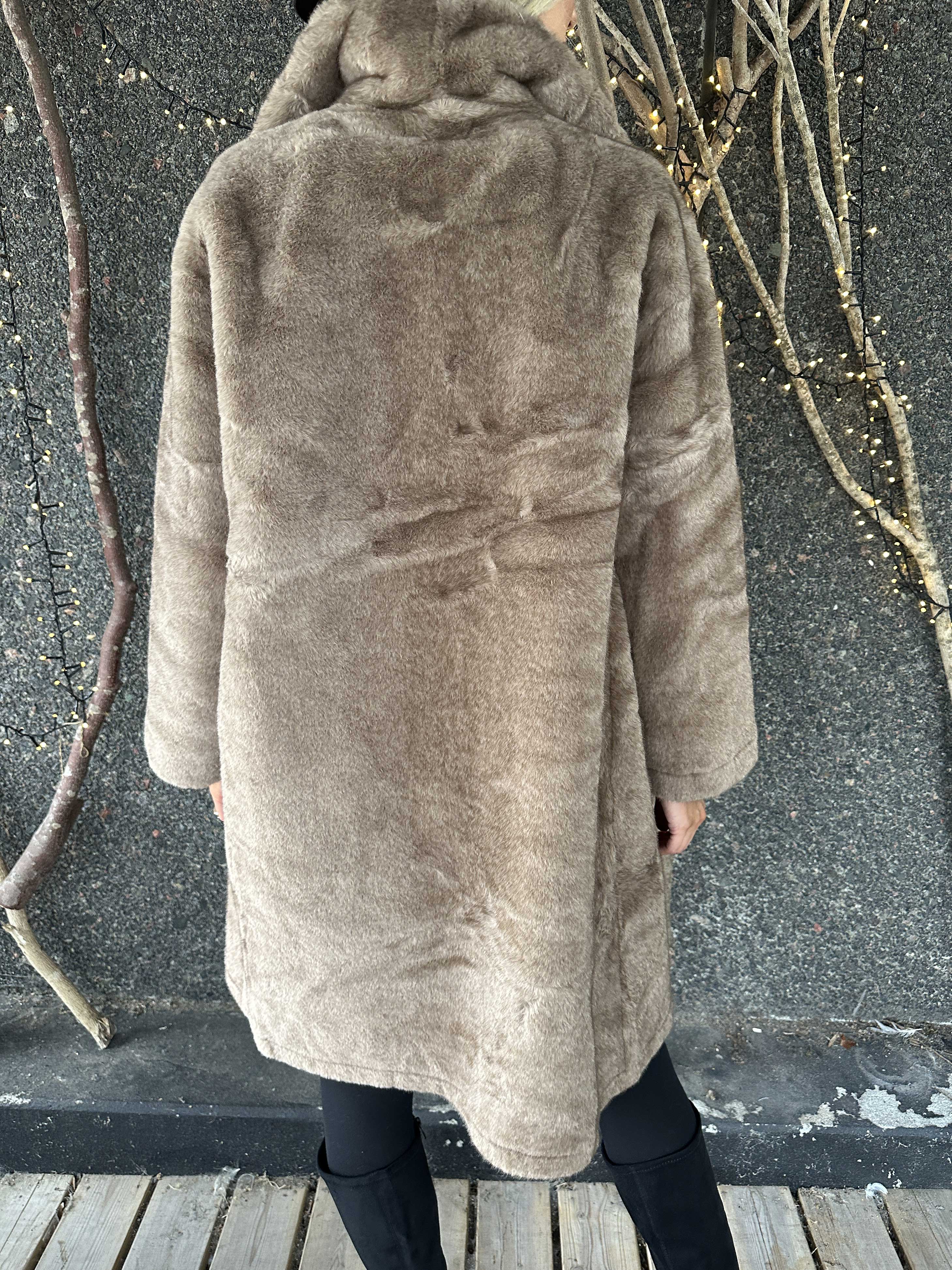 Federica - Mjuk fuskpälskappa med krage