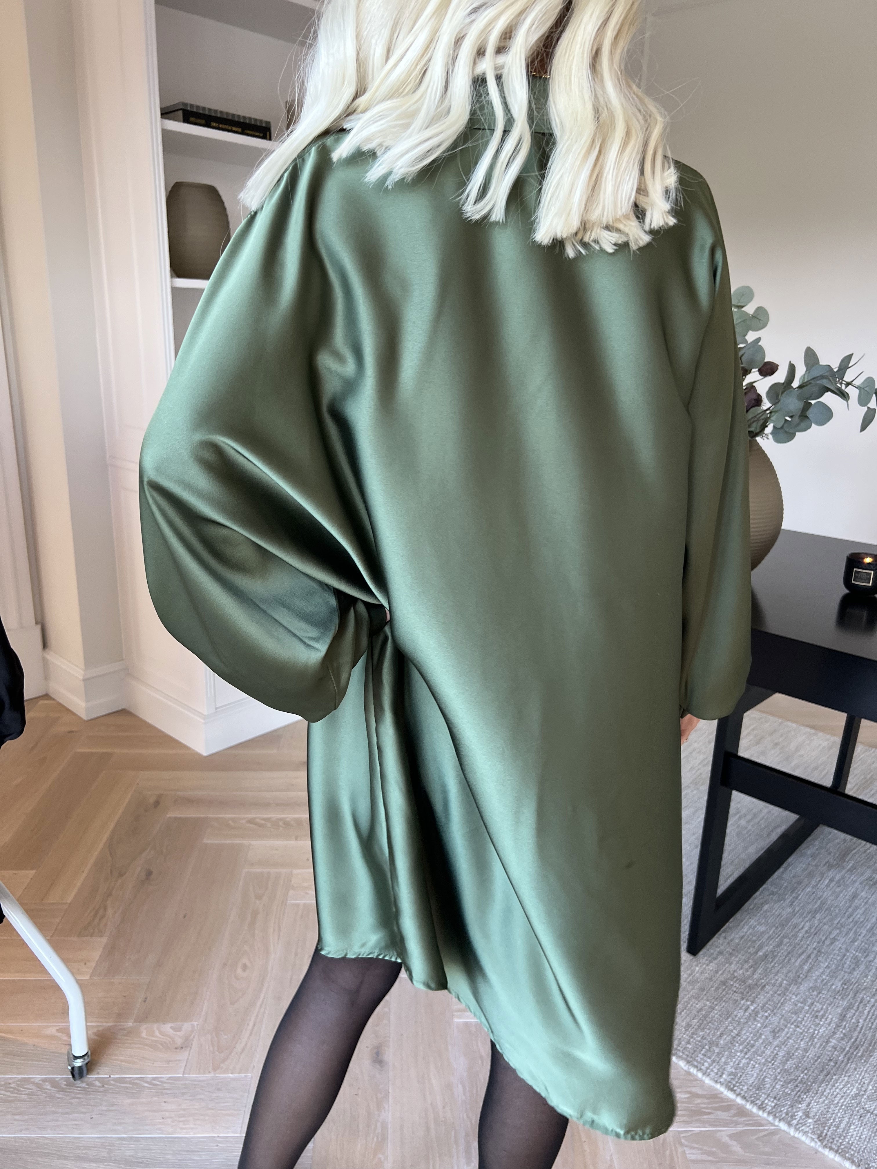 Feliciti long - Shiny skjortekjole med flagermusærmer