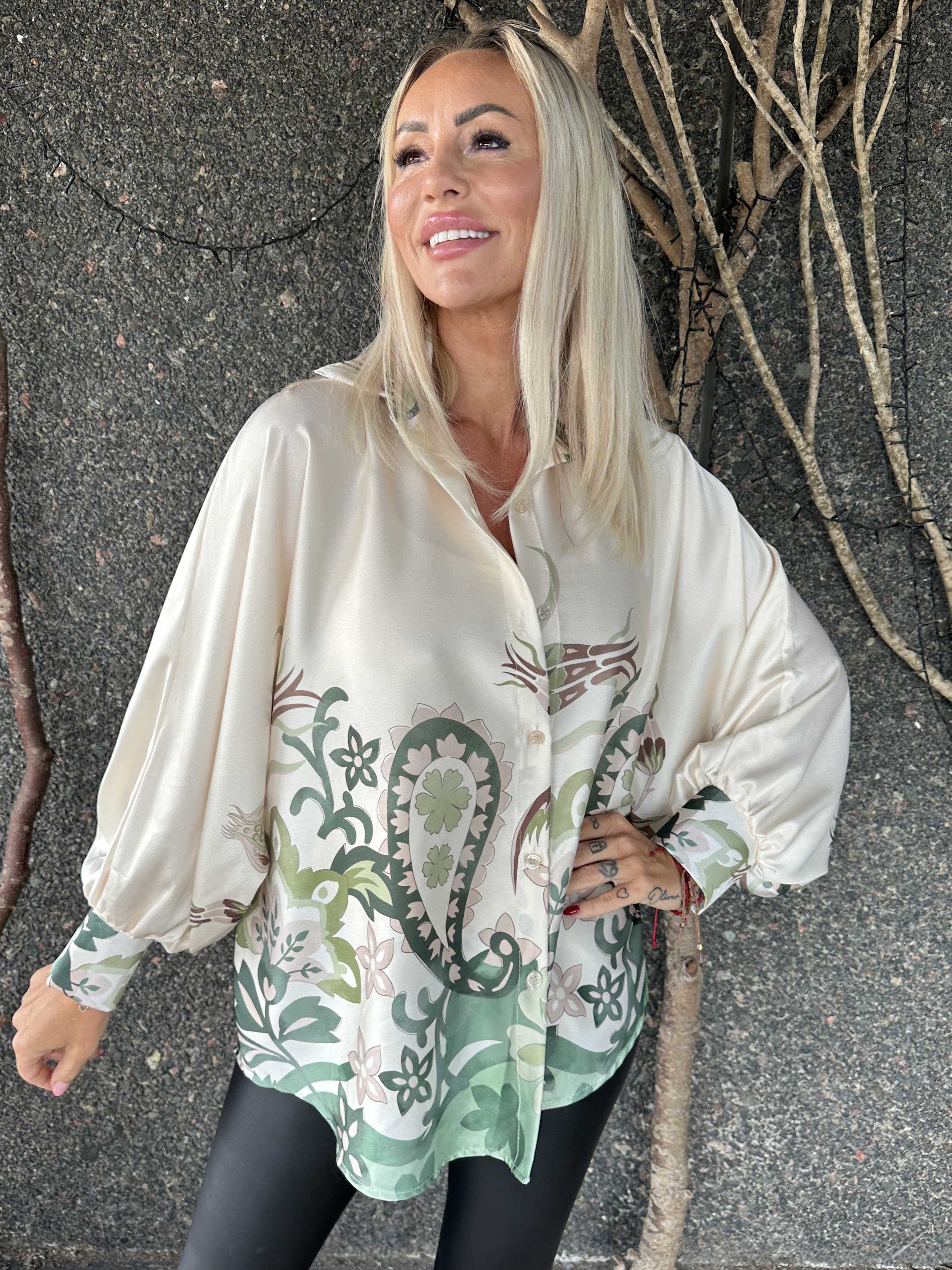 Feliciti Paisley - Mönstrad skjorta med fladdermusärmar