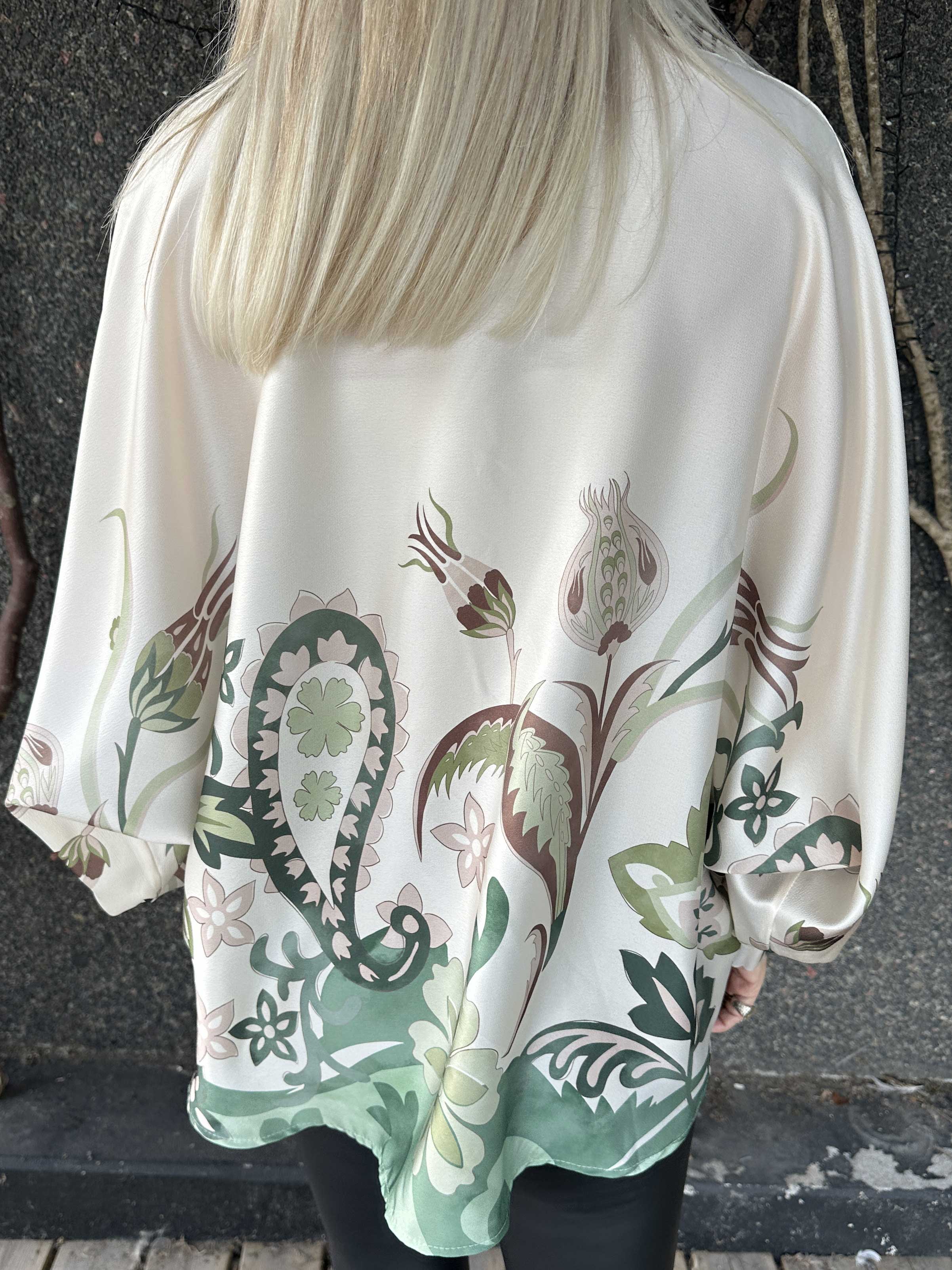 Feliciti Paisley - Mönstrad skjorta med fladdermusärmar