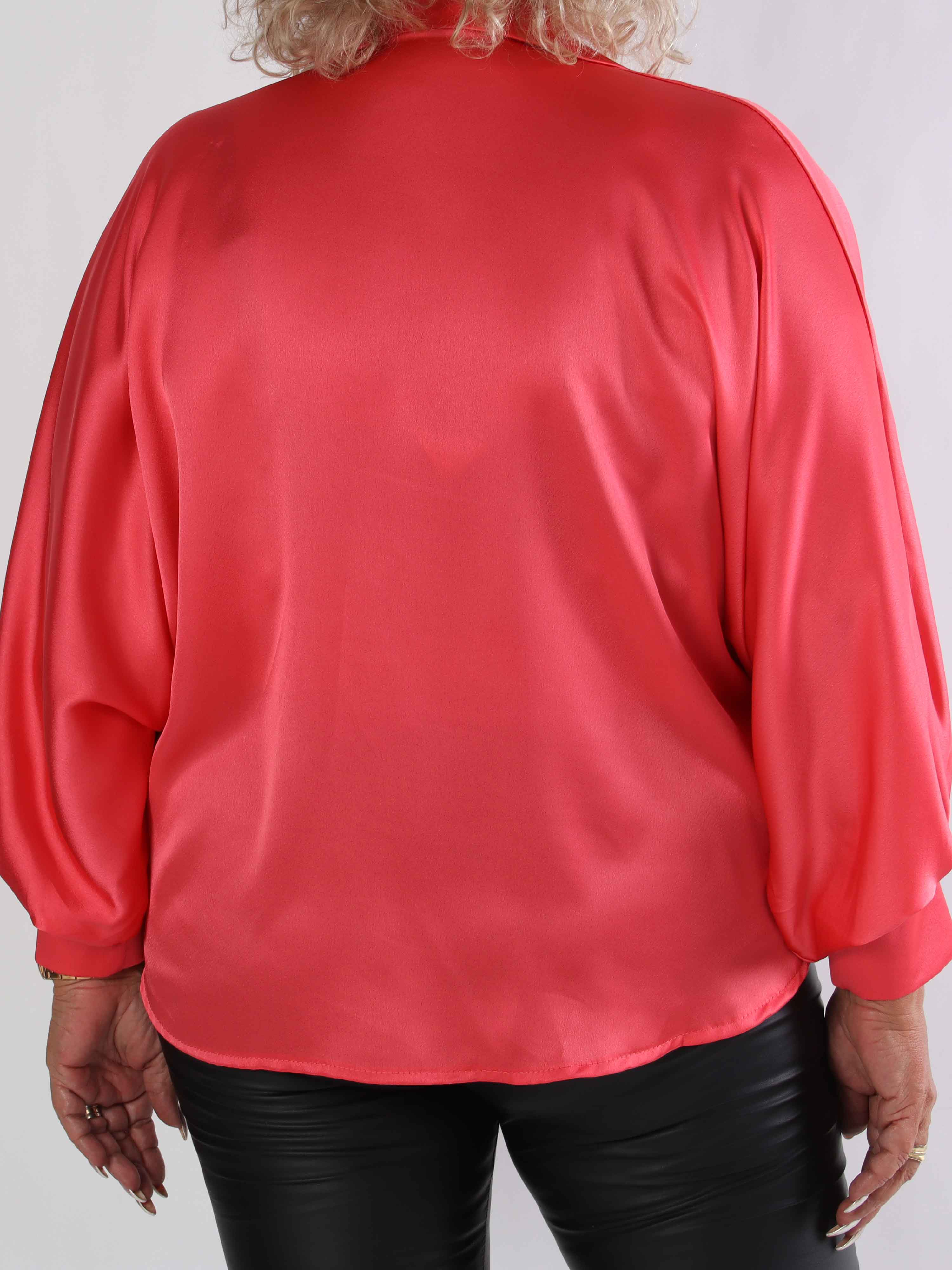 Feliciti - Shiny plus size skjorta med fladdermusärmar