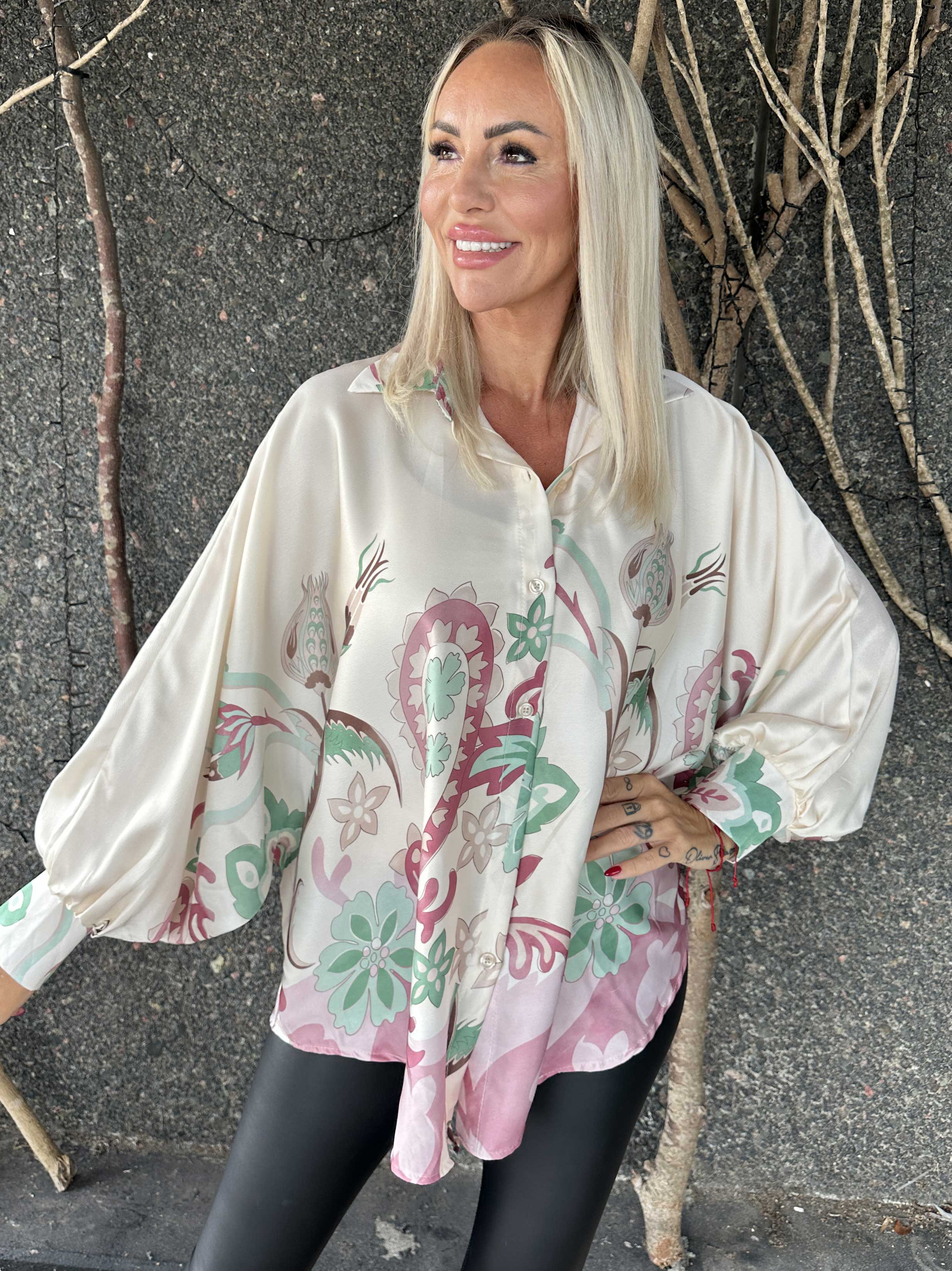 Feliciti Paisley - Mönstrad skjorta med fladdermusärmar