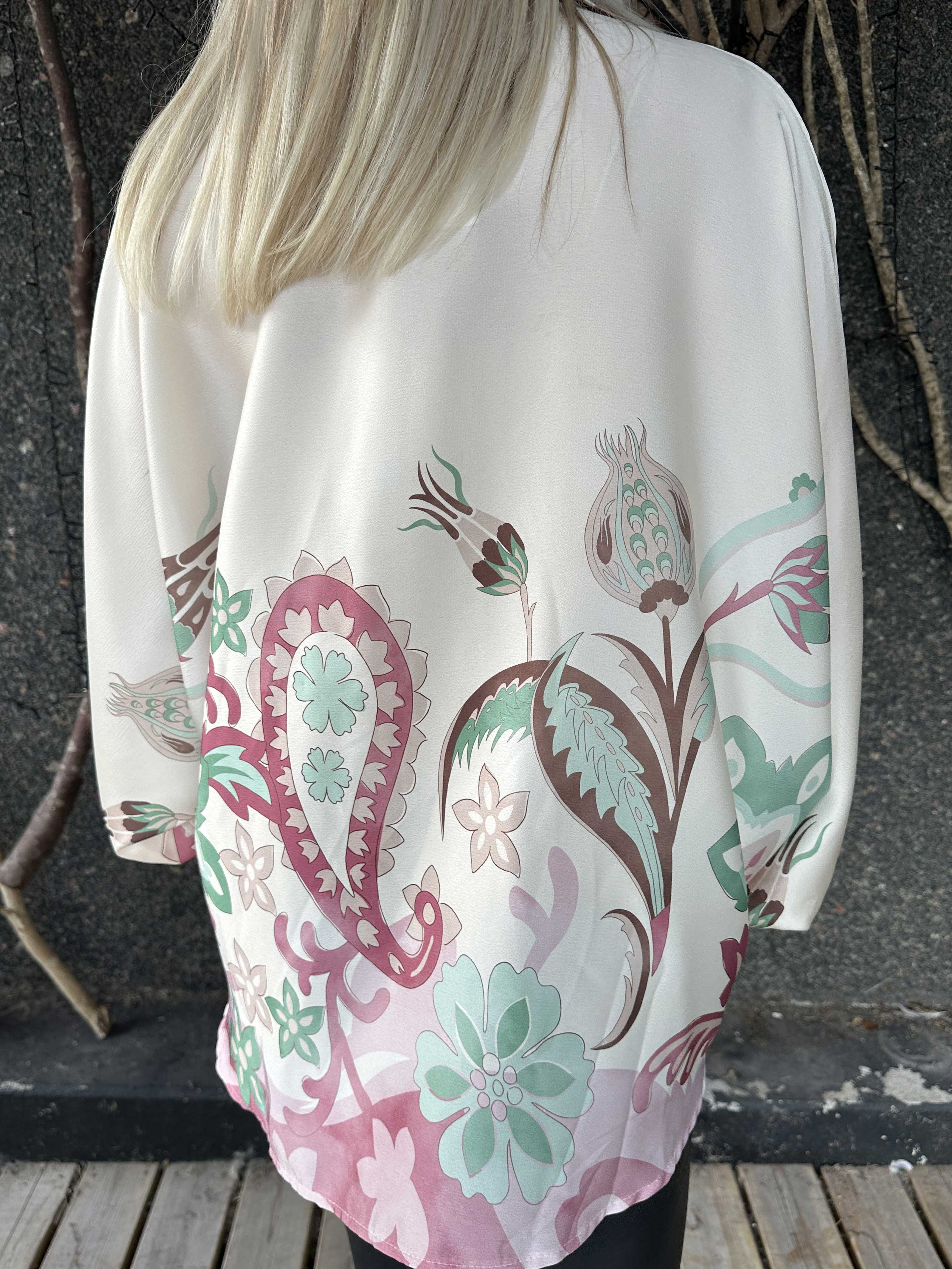 Feliciti Paisley - Mönstrad skjorta med fladdermusärmar