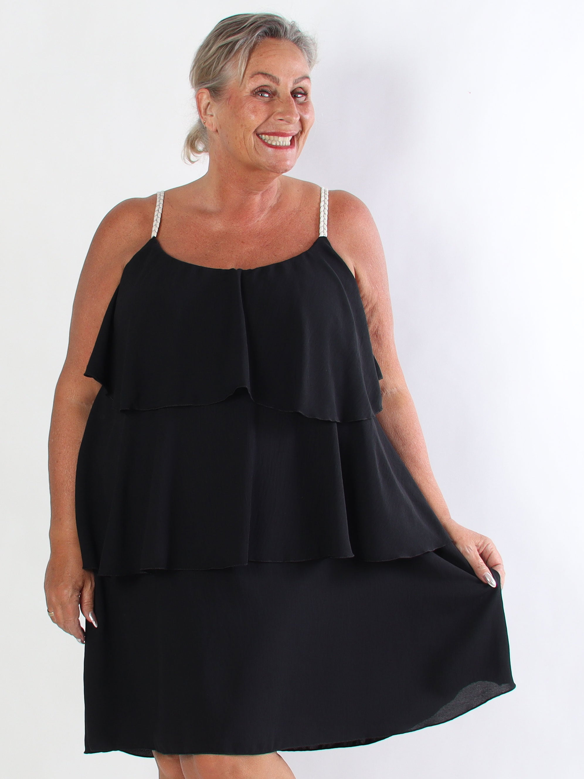 Feliz - Plus size sommerkjole i viskose med flettede stropper og flæser