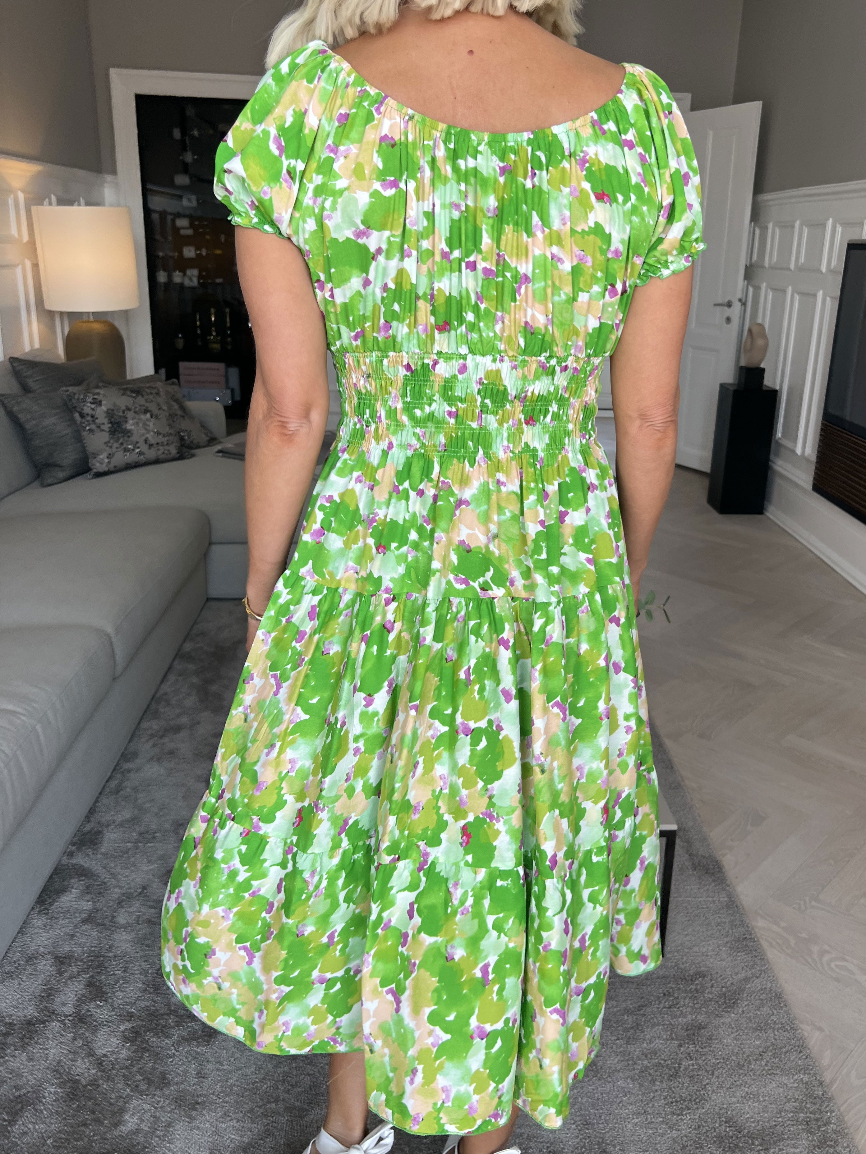 Finalia Art Short - Kort mångfärgad viskosklänning med resår i midjan