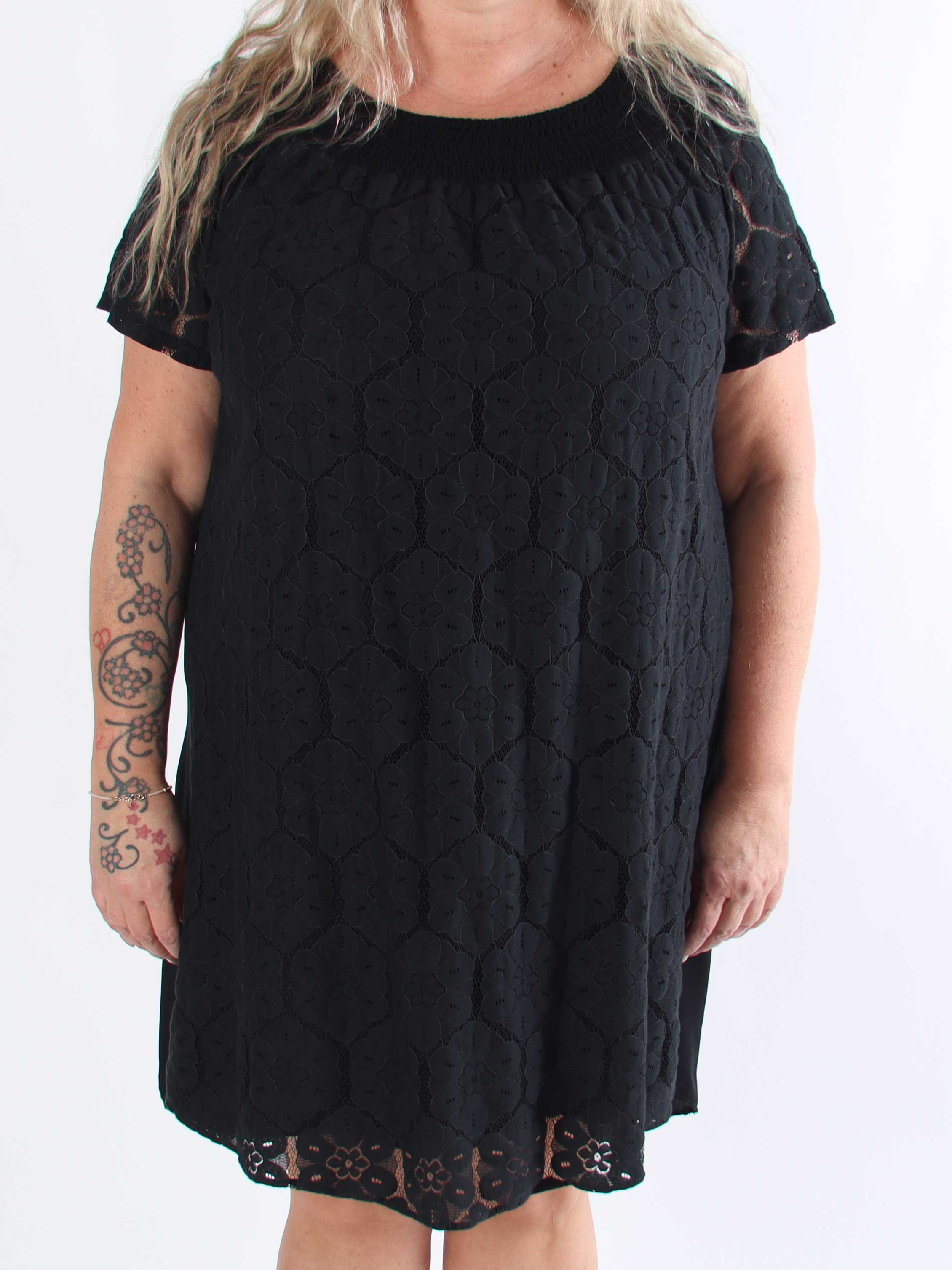 Fjola - Plus size tunikaklänning i bomull med spets fram