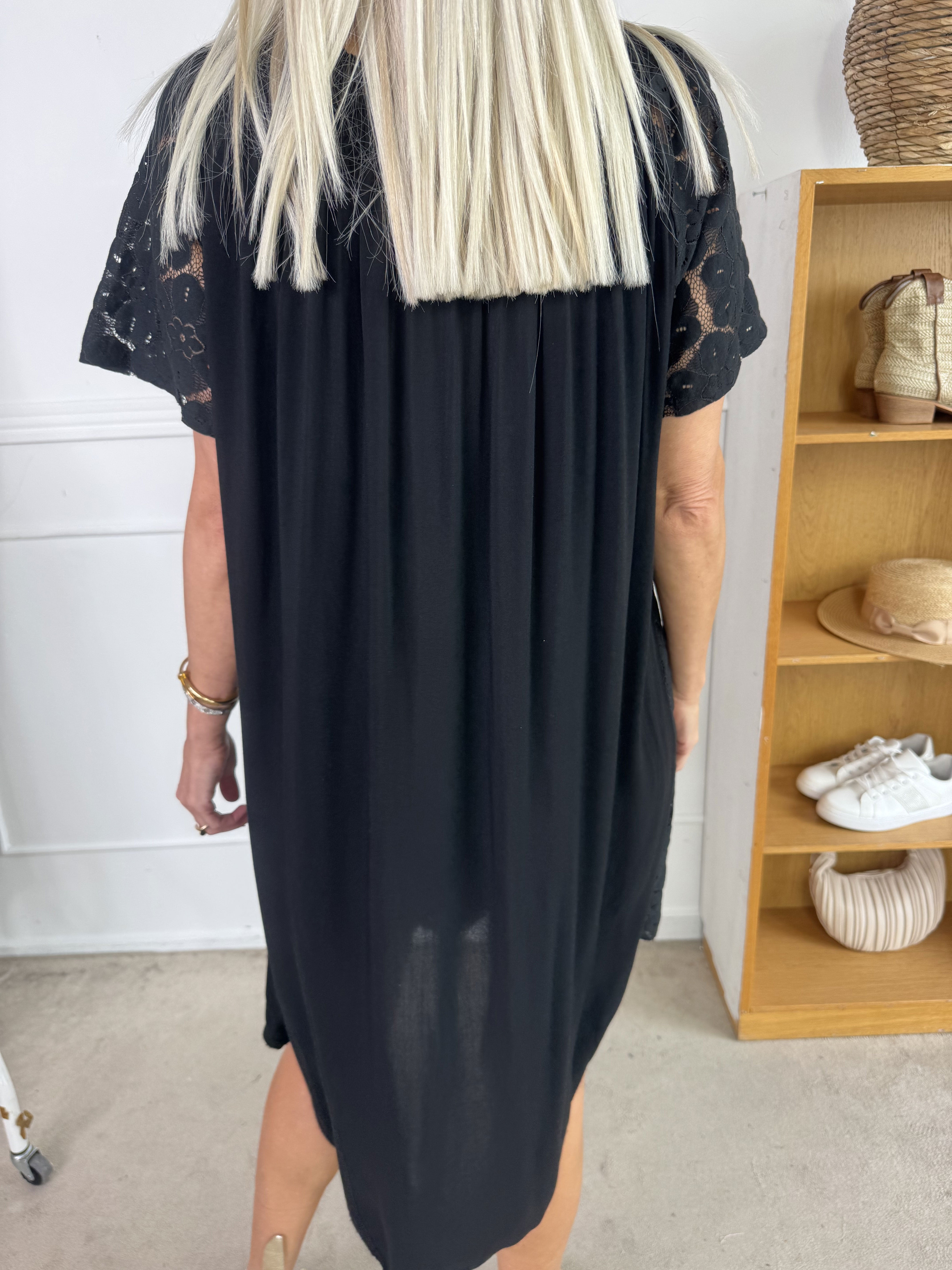 Fjola - Söt tunikaklänning i bomull med spets fram