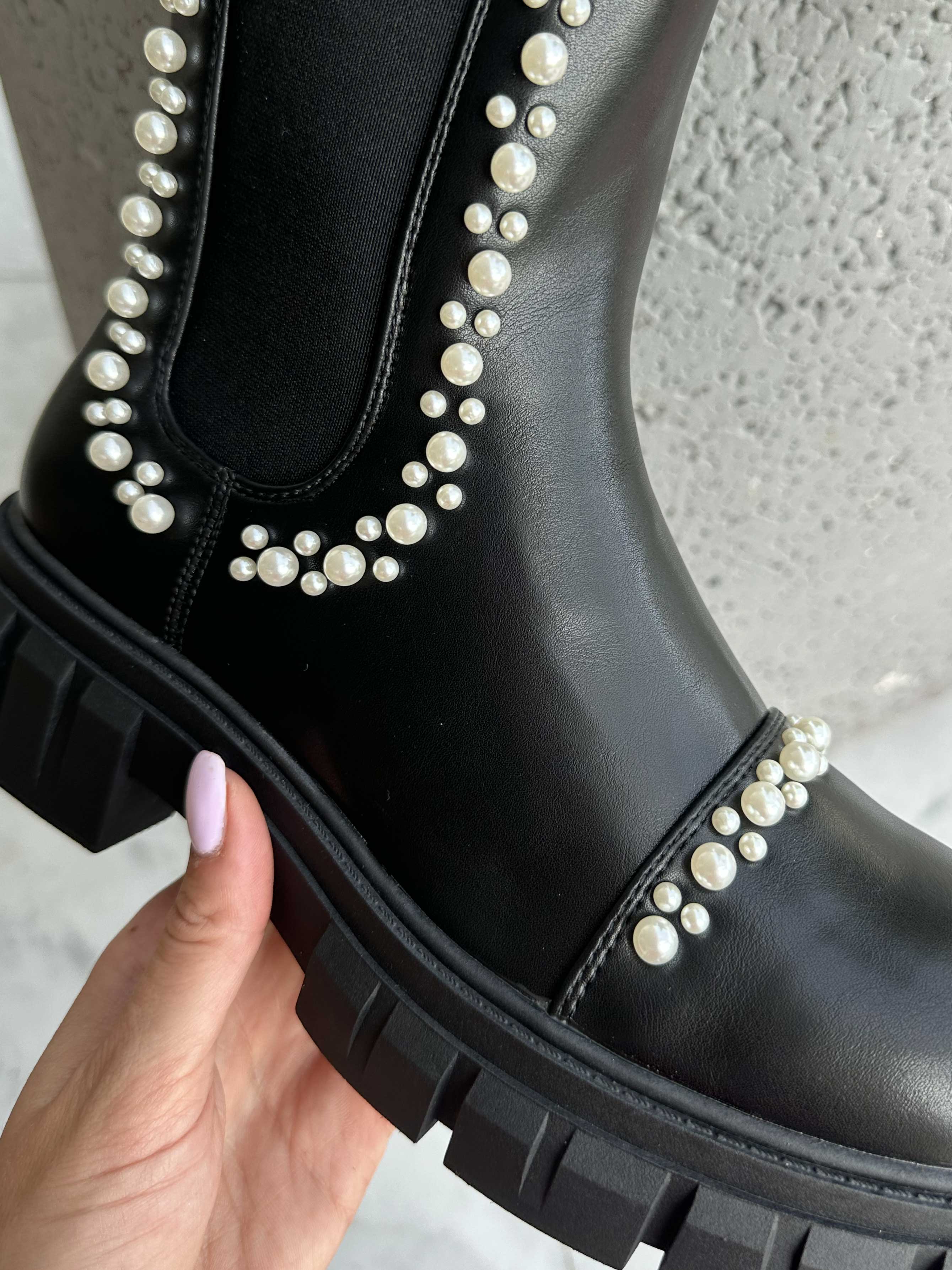 Flavia - Svarta stövlar med pärlor