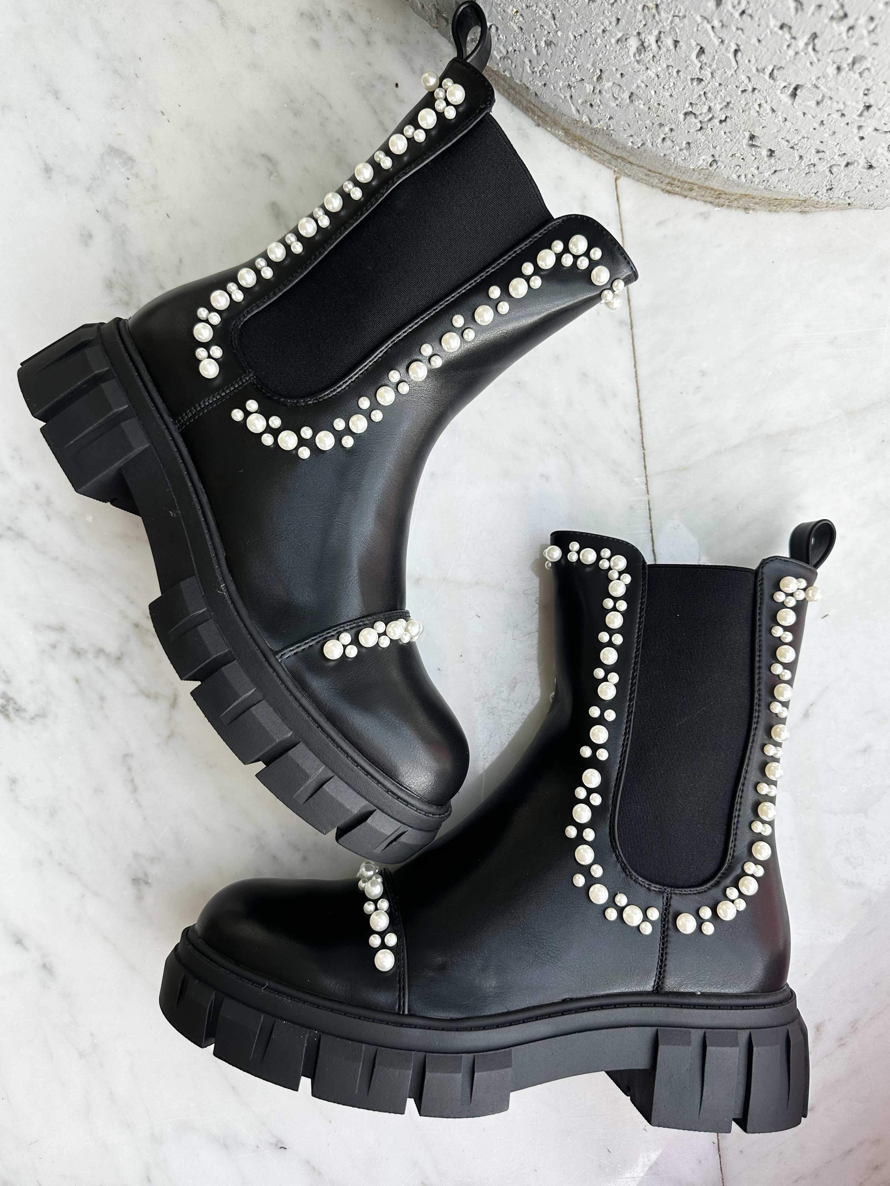 Flavia - Svarta stövlar med pärlor