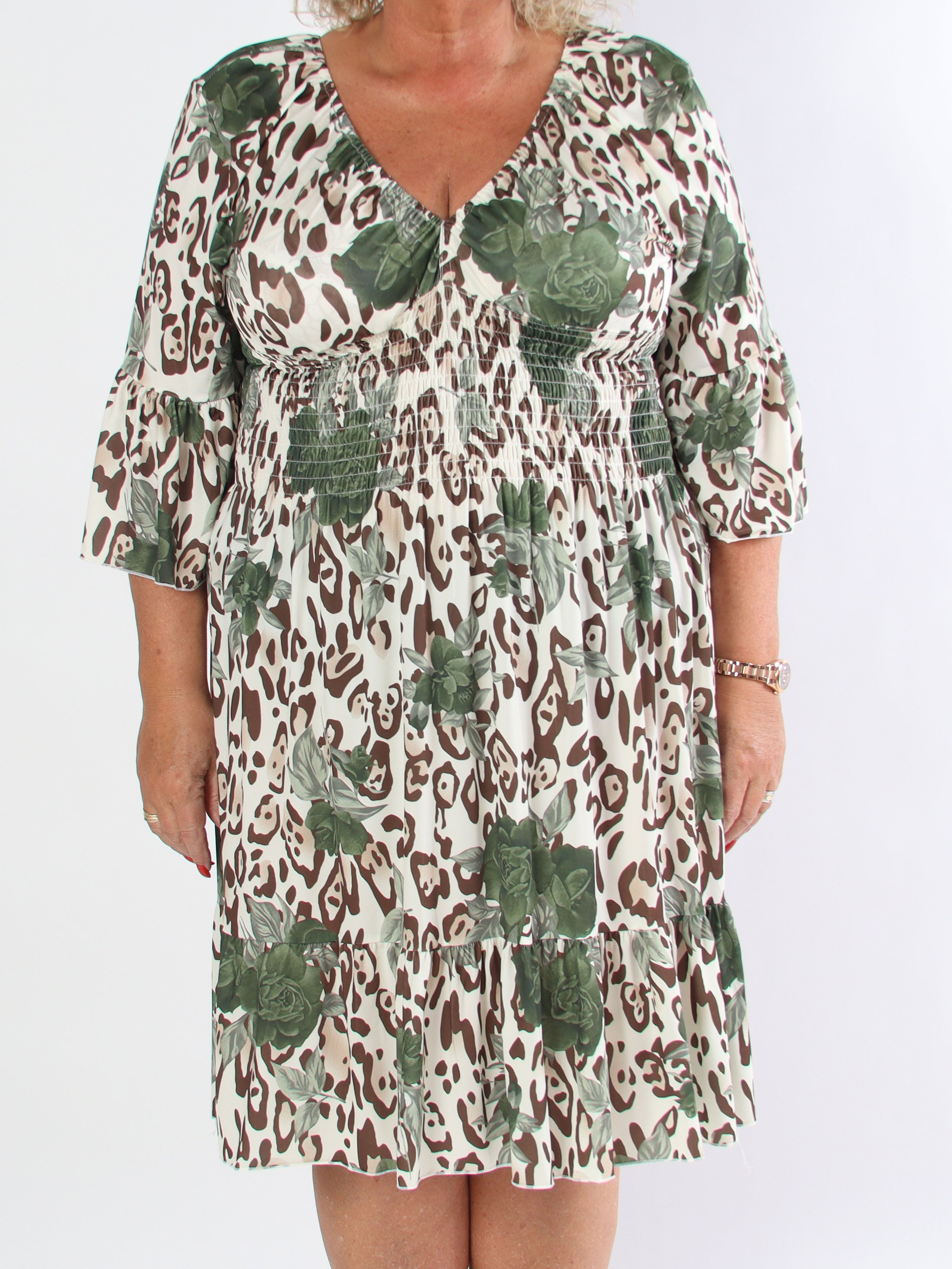 Flora Leo - Söt klänning i plusstorlek med elastiskt tyg och smockad midja