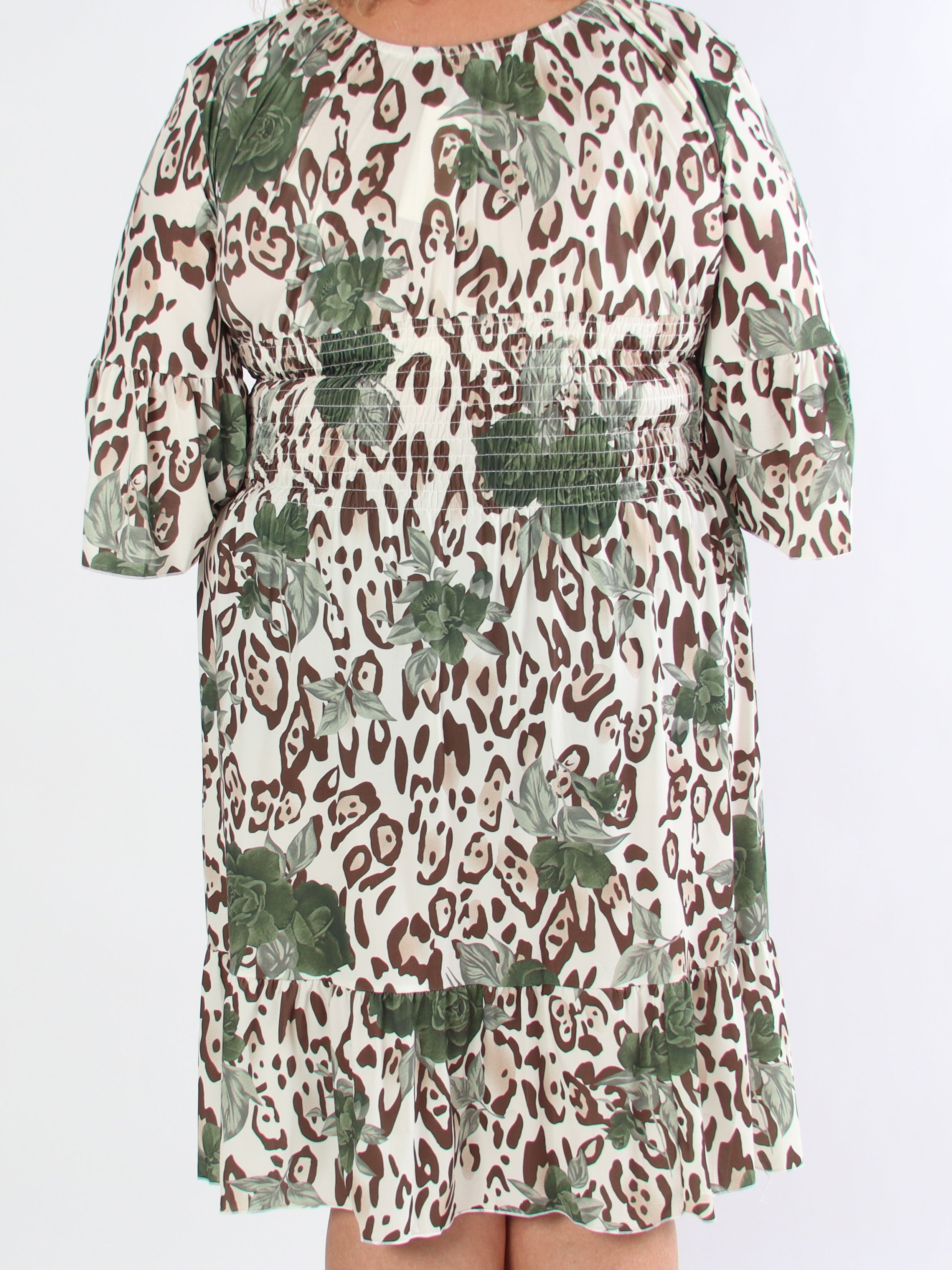 Flora Leo - Söt klänning i plusstorlek med elastiskt tyg och smockad midja