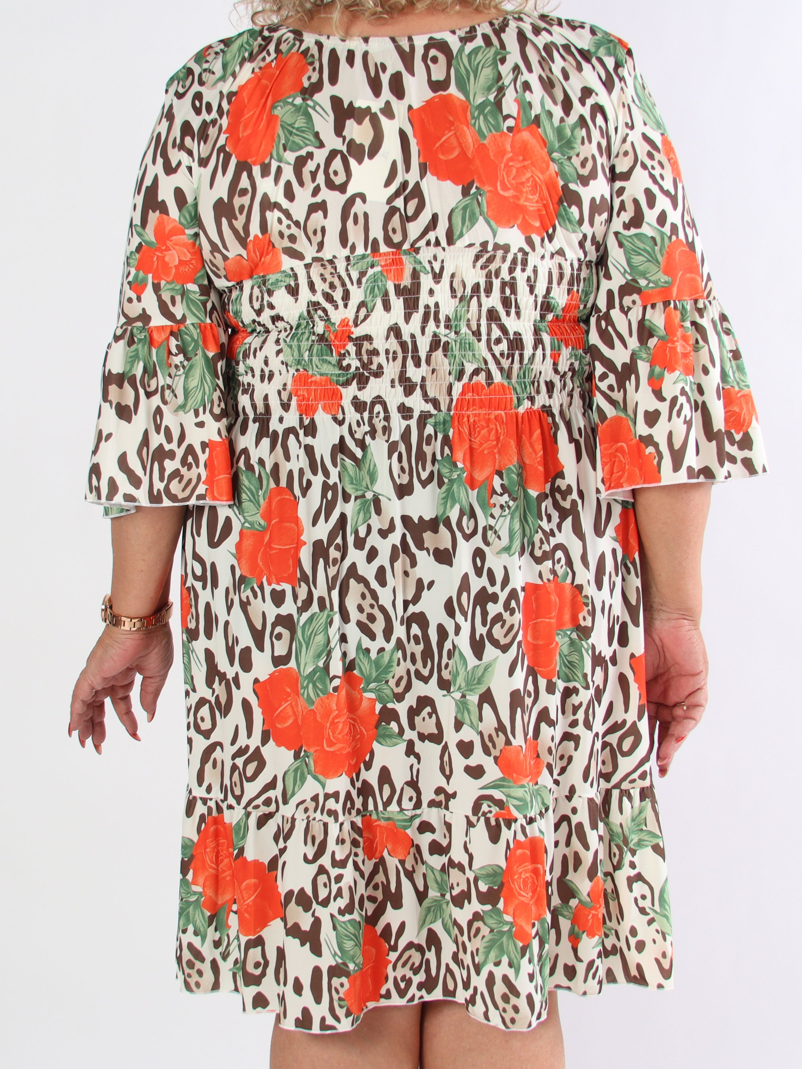 Flora Leo - Söt klänning i plusstorlek med elastiskt tyg och smockad midja