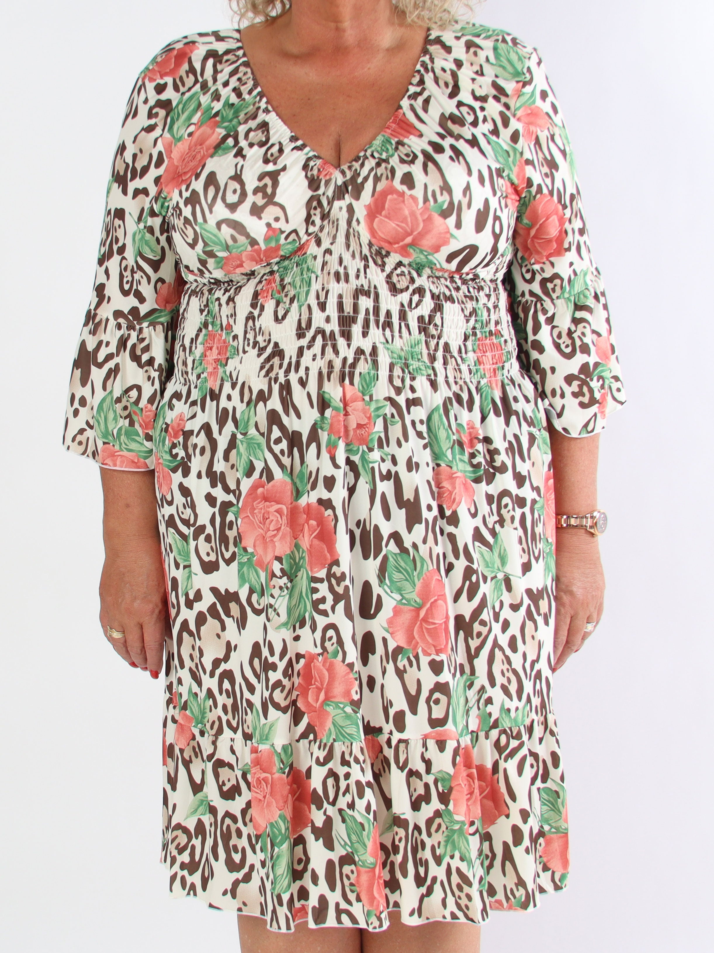 Flora Leo - Söt klänning i plusstorlek med elastiskt tyg och smockad midja