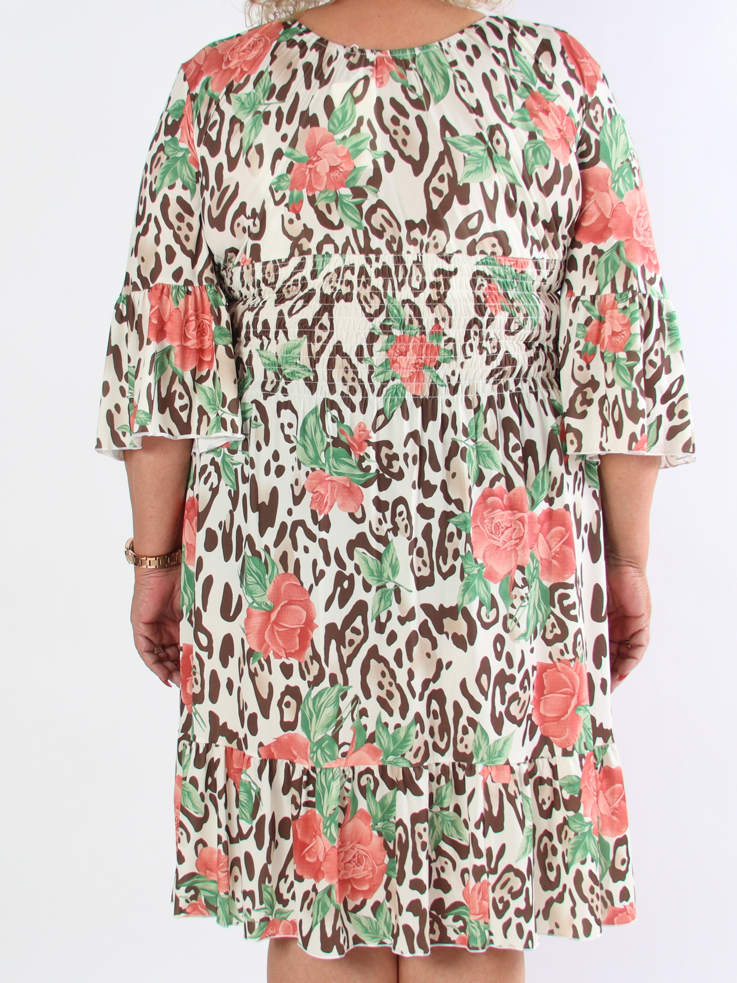 Flora Leo - Söt klänning i plusstorlek med elastiskt tyg och smockad midja