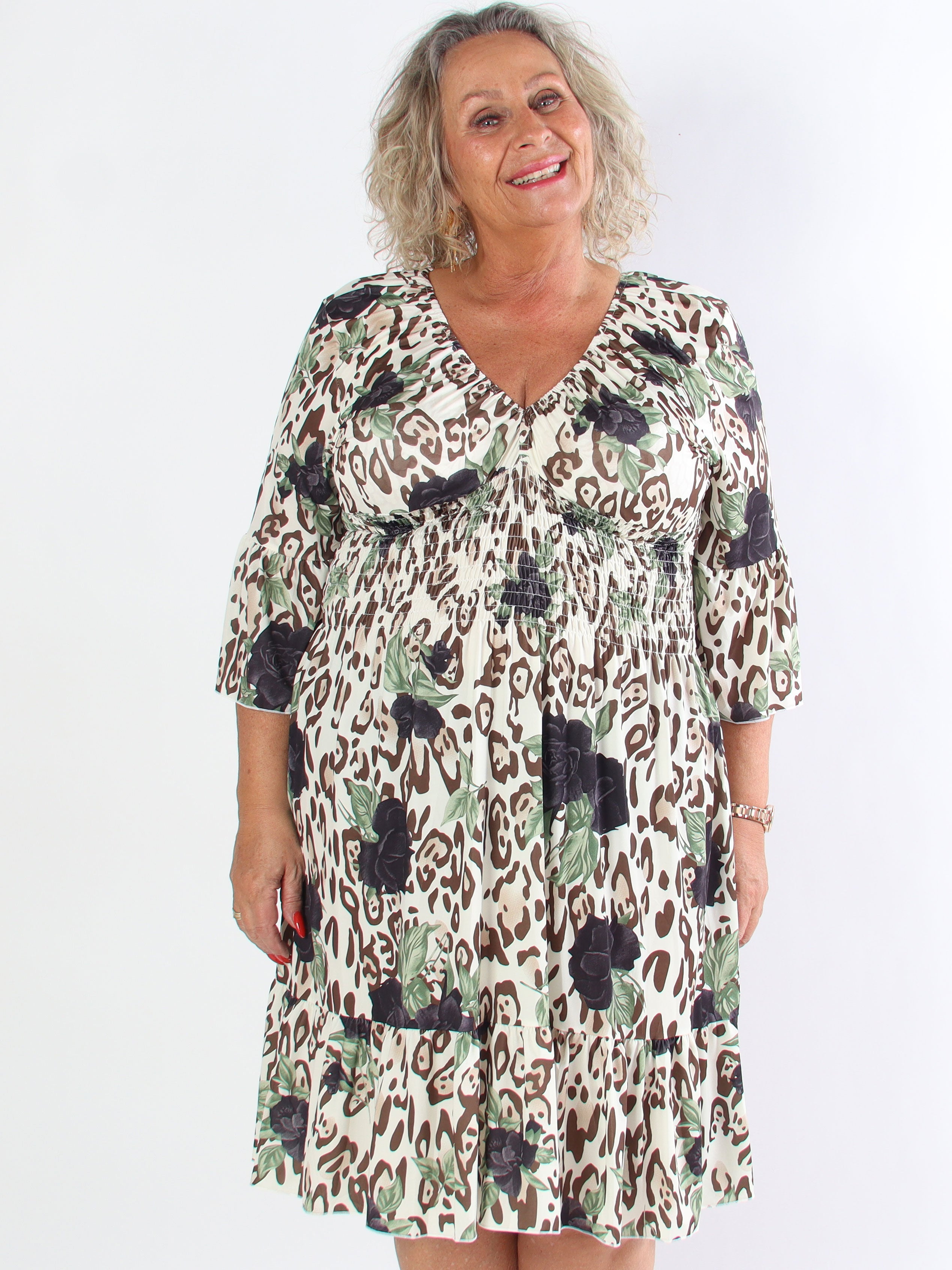 Flora Leo - Söt klänning i plusstorlek med elastiskt tyg och smockad midja