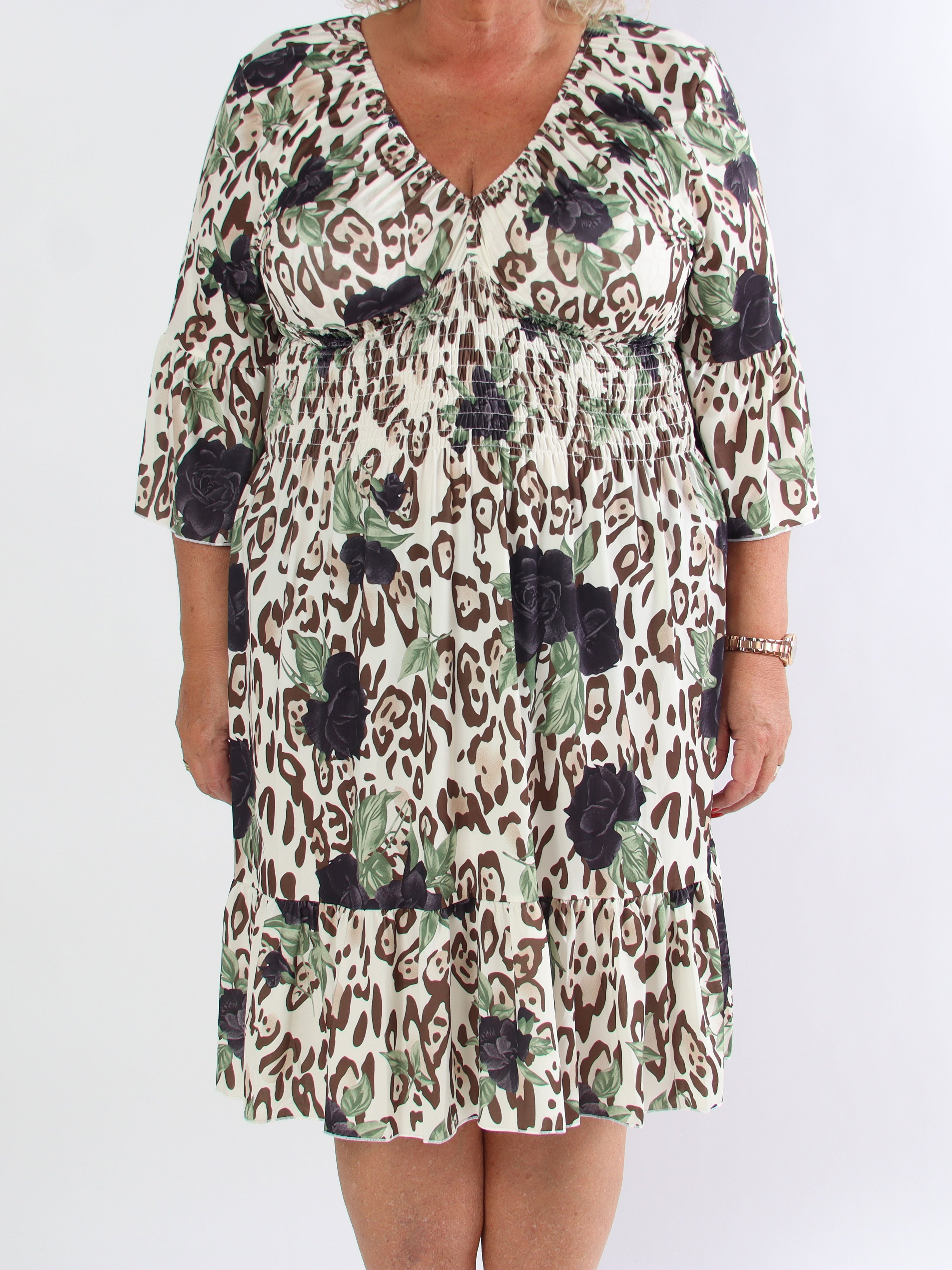 Flora Leo - Söt klänning i plusstorlek med elastiskt tyg och smockad midja