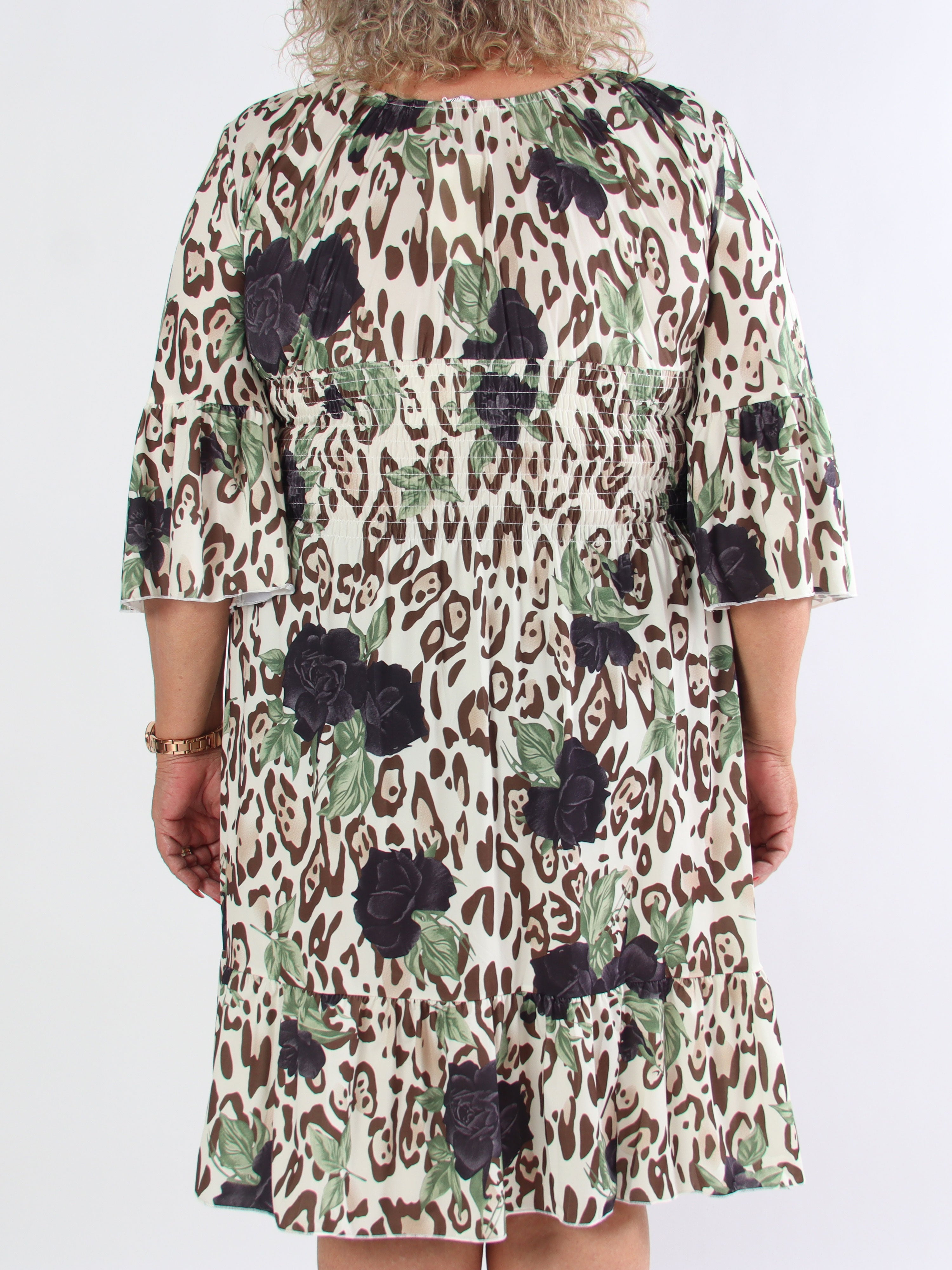 Flora Leo - Söt klänning i plusstorlek med elastiskt tyg och smockad midja