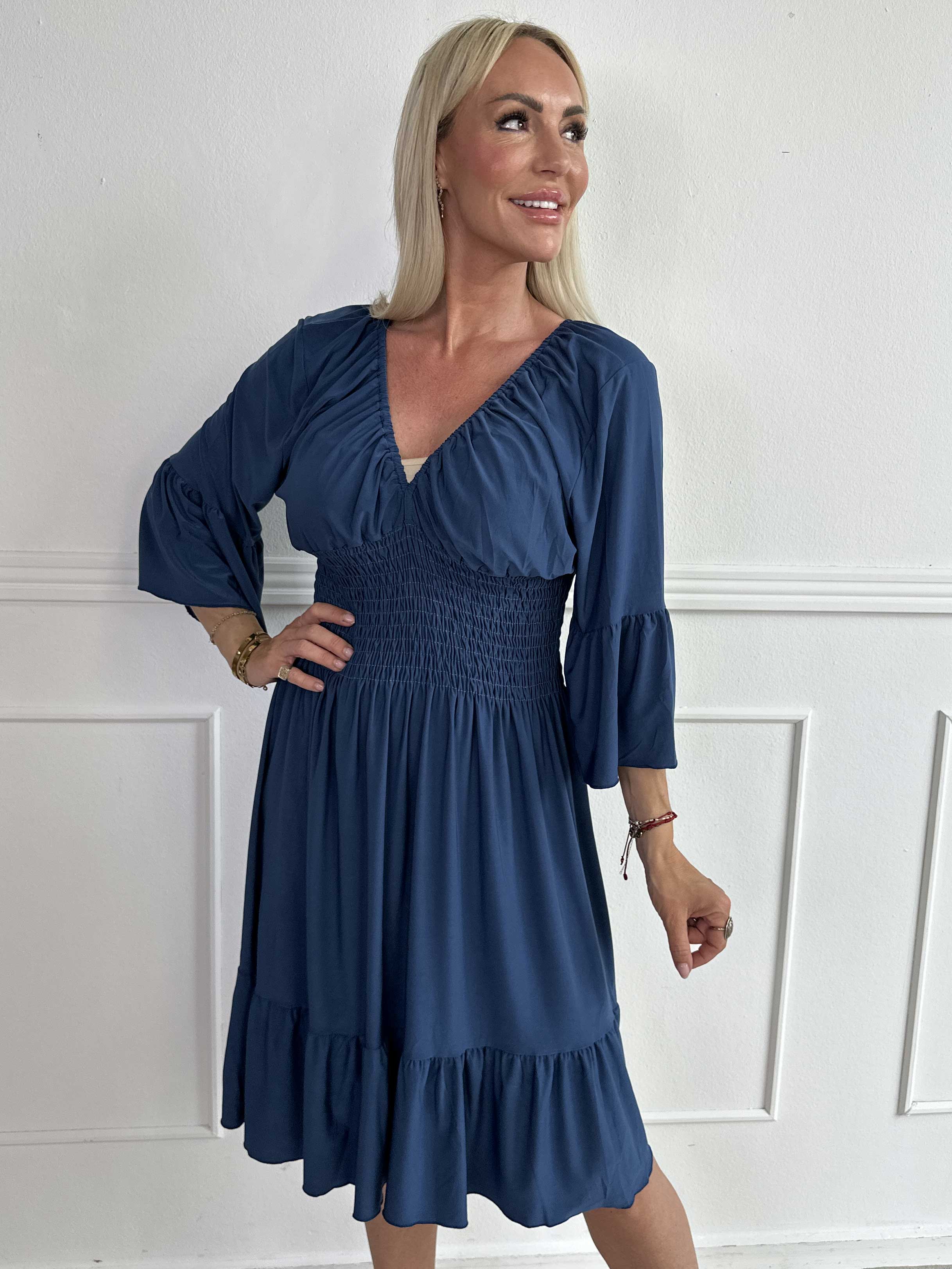 Flora Plain - Elastisk enfärgad klänning med resår och volang på ärmen