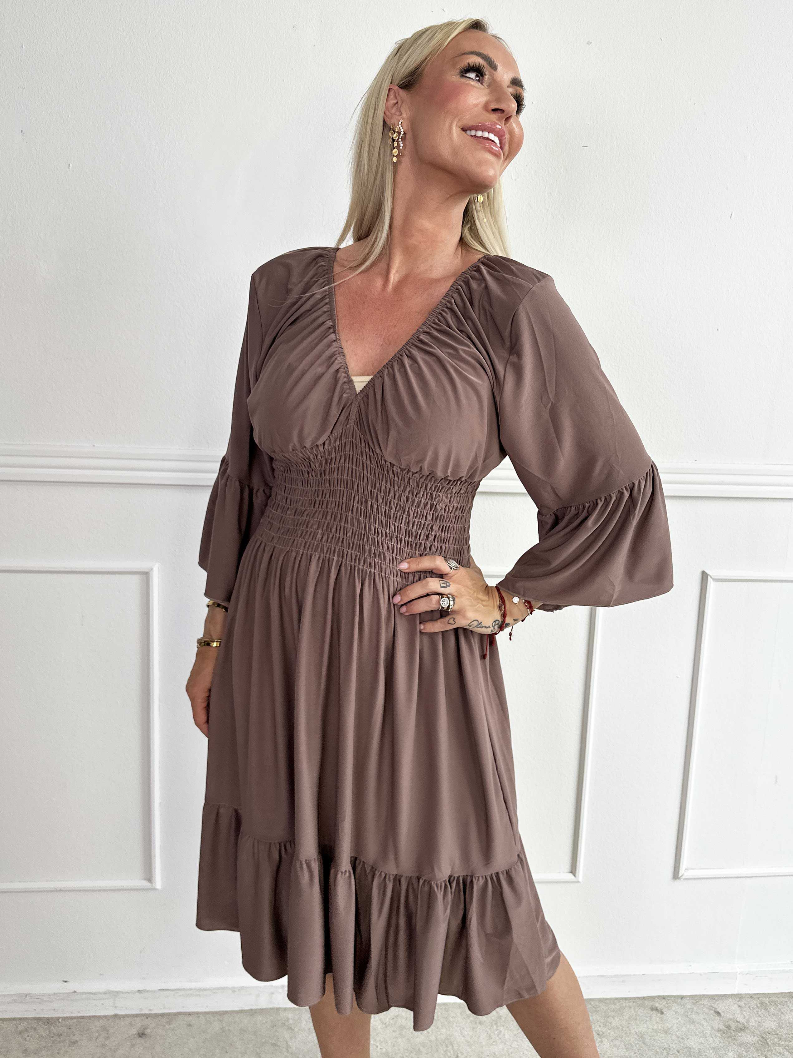 Flora Plain - Elastisk enfärgad klänning med resår och volang på ärmen