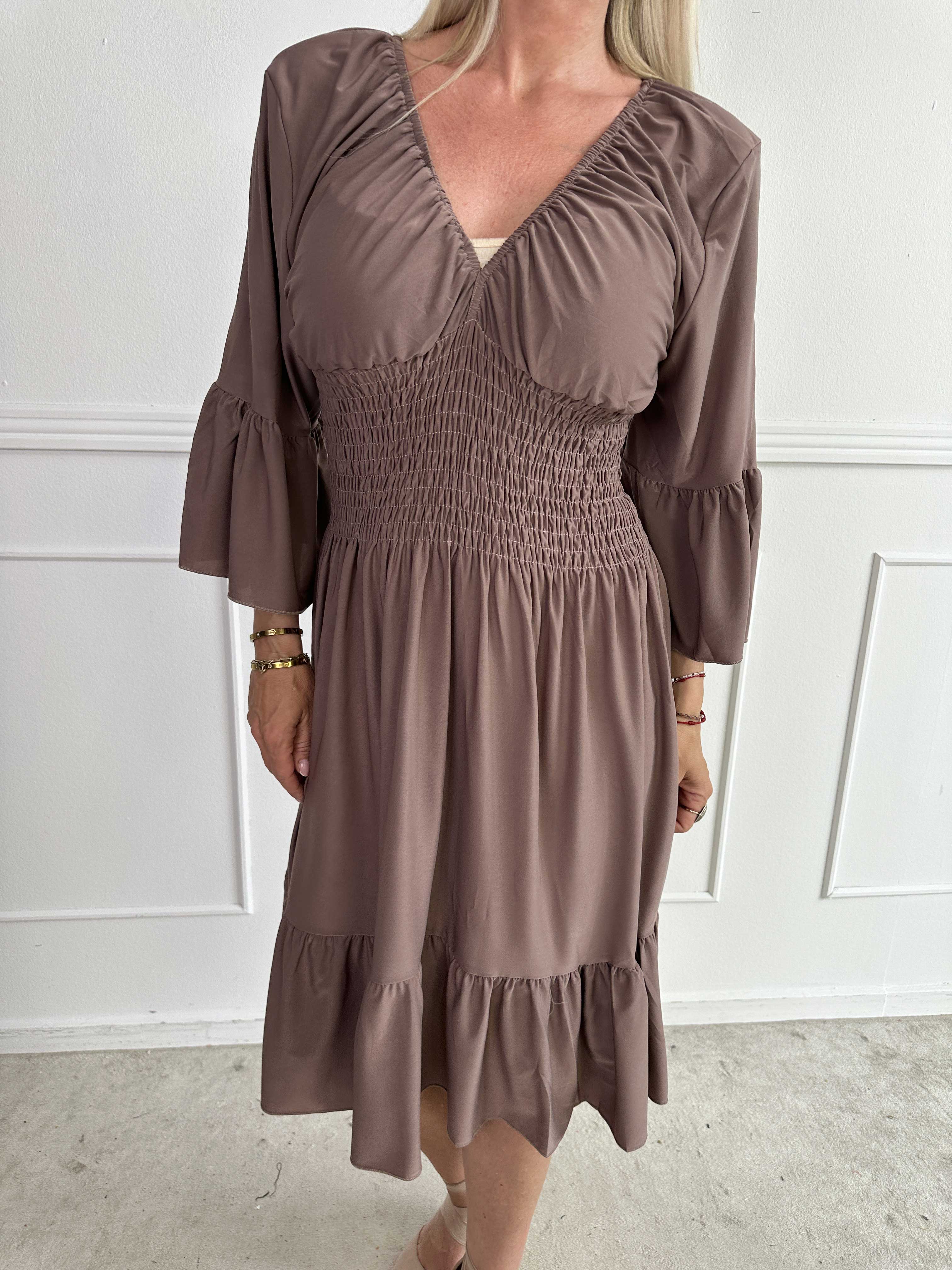 Flora Plain - Elastisk enfärgad klänning med resår och volang på ärmen