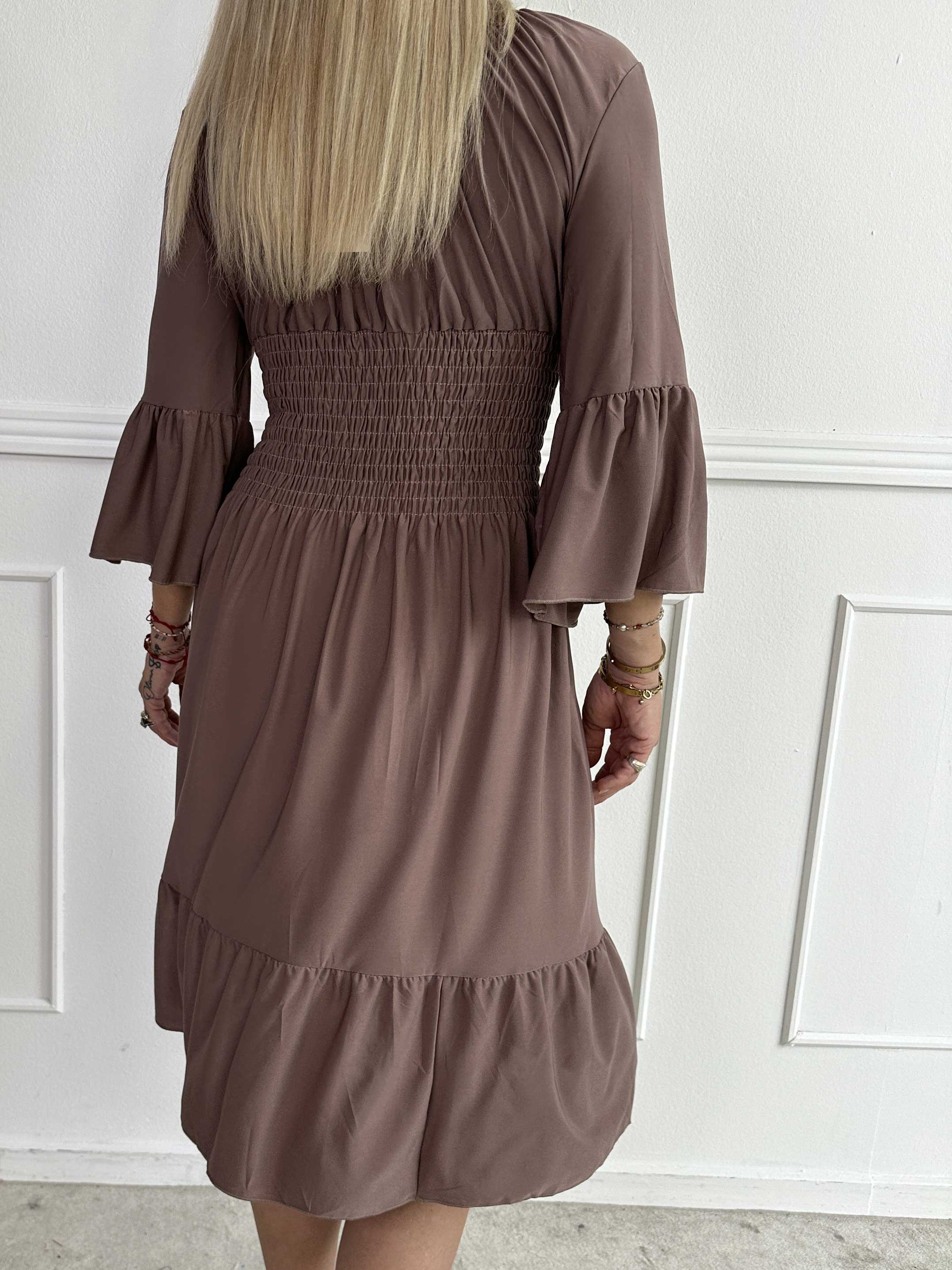 Flora Plain - Elastisk enfärgad klänning med resår och volang på ärmen