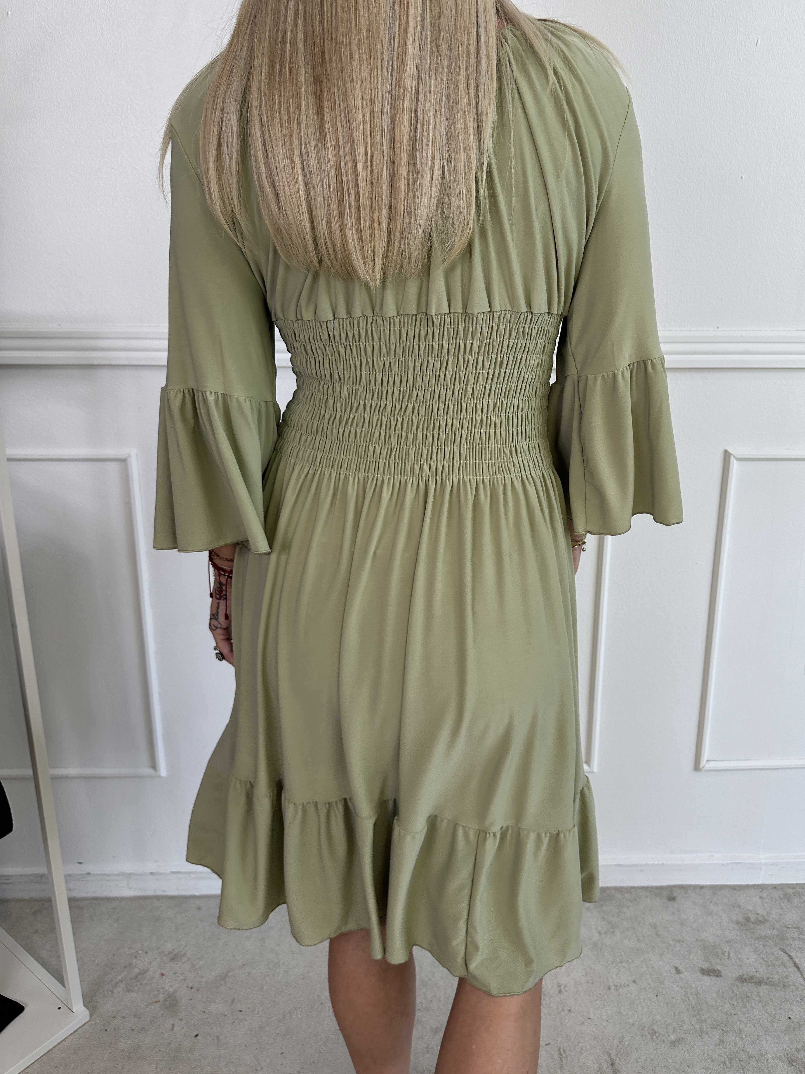 Flora Plain - Elastisk enfärgad klänning med resår och volang på ärmen