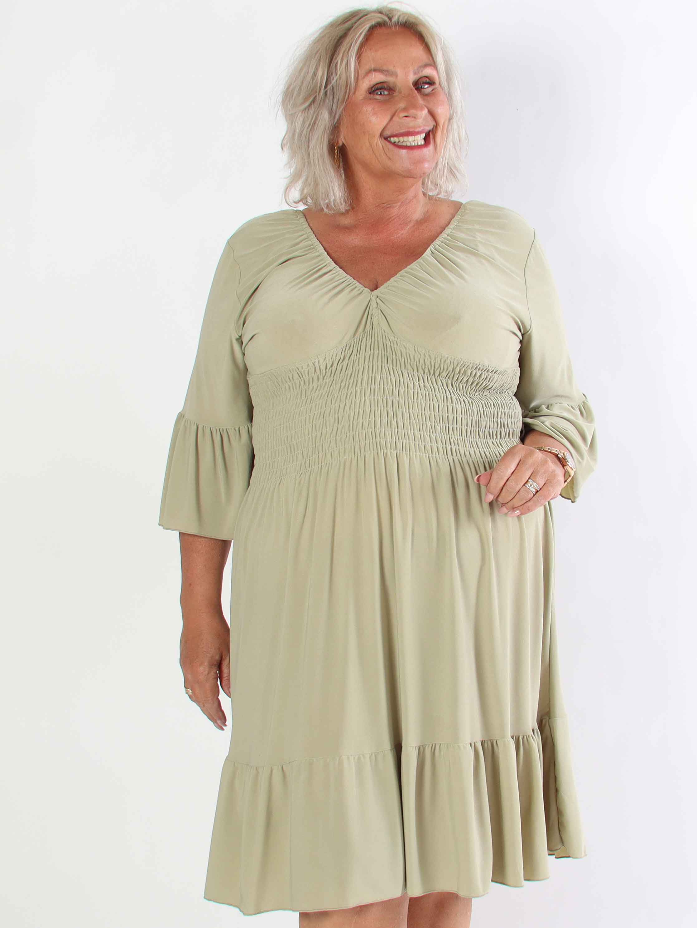 Flora Plain - Elastisk plus size klänning med resår och volang på ärmen