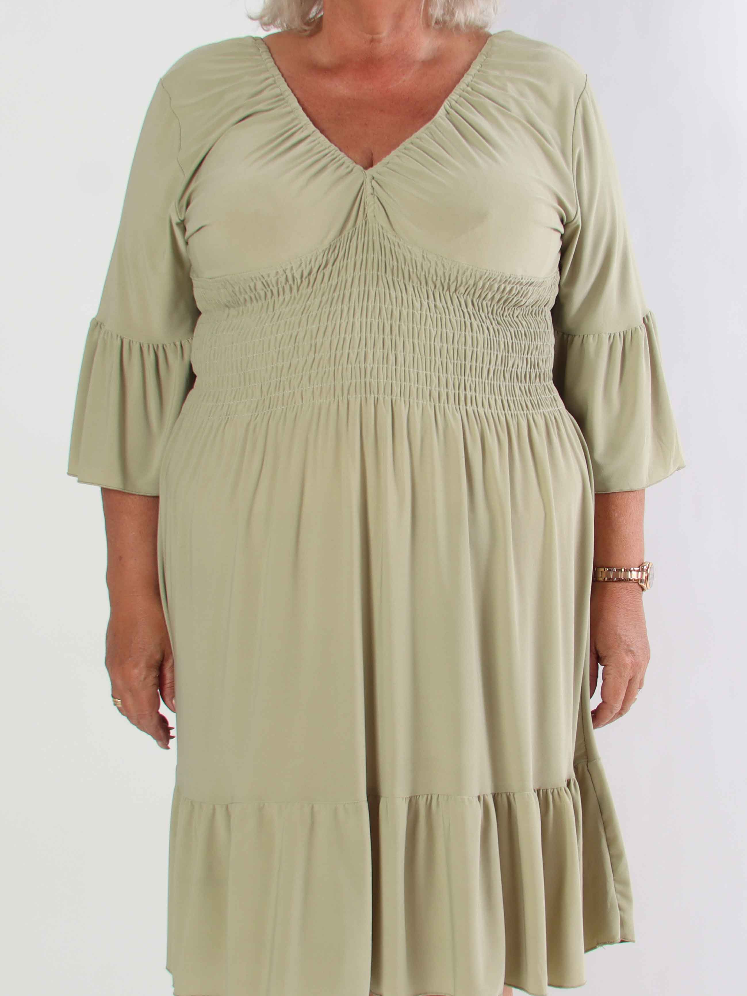 Flora Plain - Elastisk plus size klänning med resår och volang på ärmen