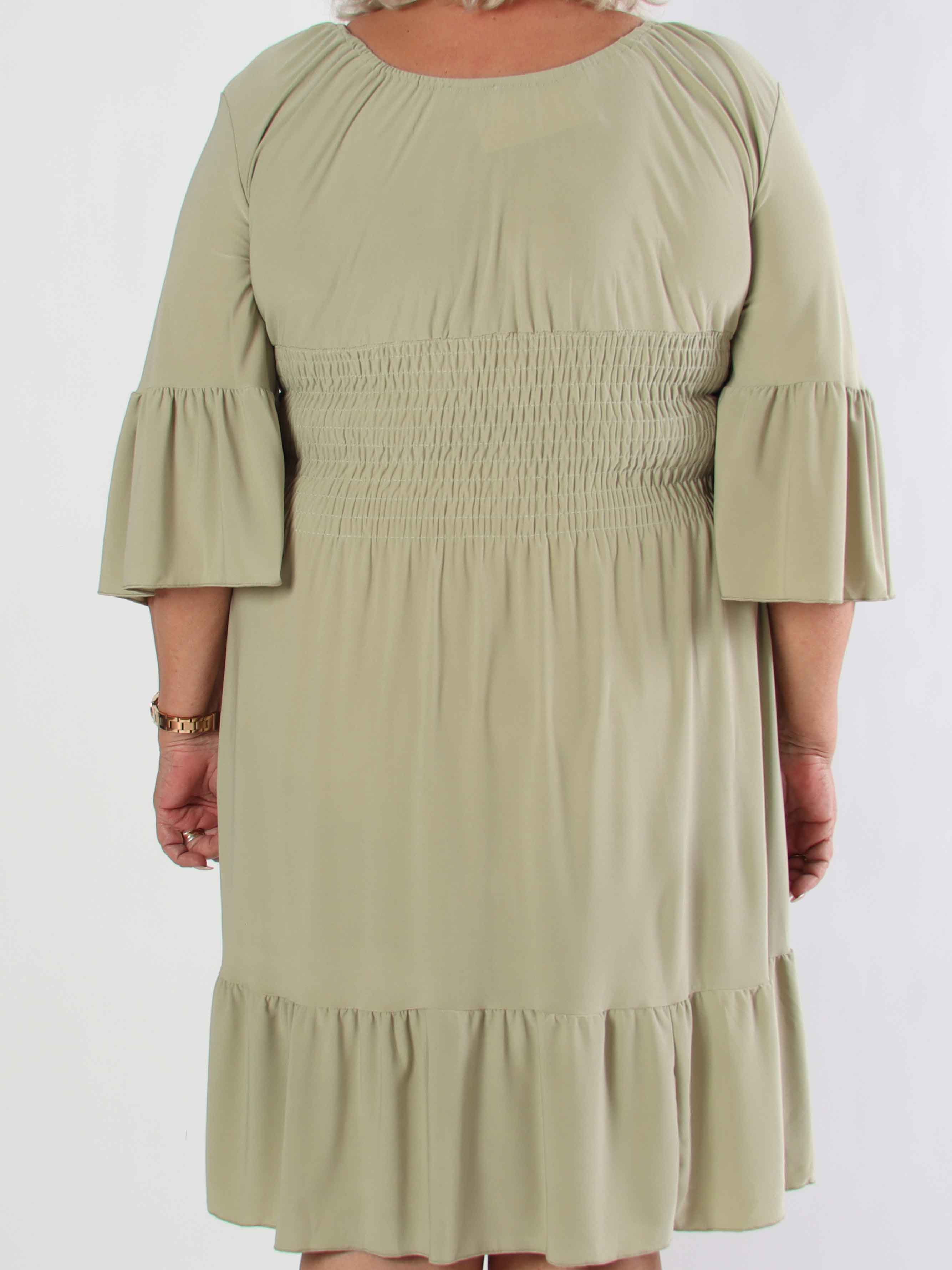 Flora Plain - Elastisk plus size klänning med resår och volang på ärmen