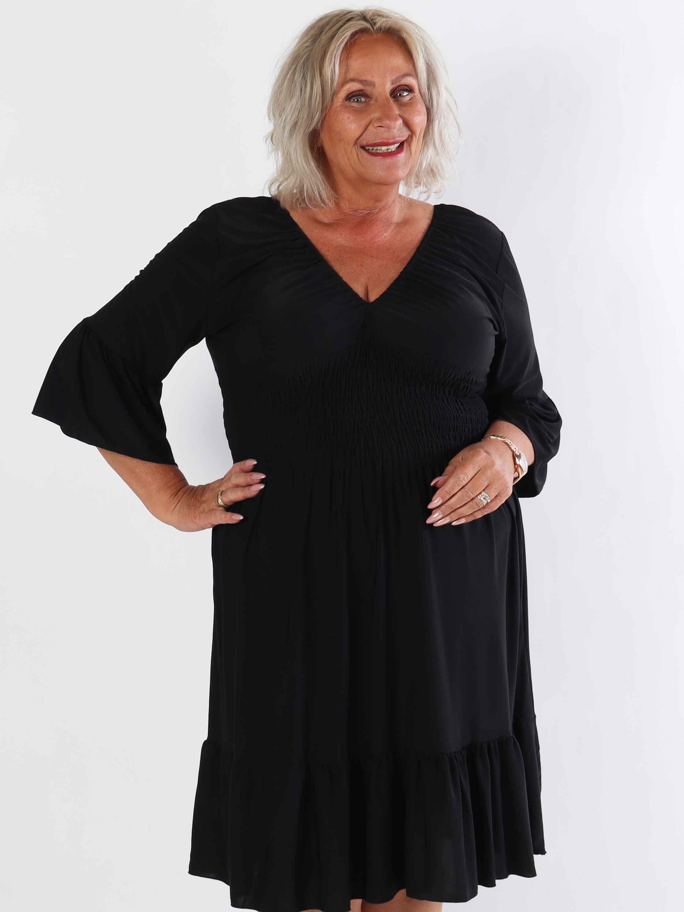 Flora Plain - Elastisk plus size klänning med resår och volang på ärmen