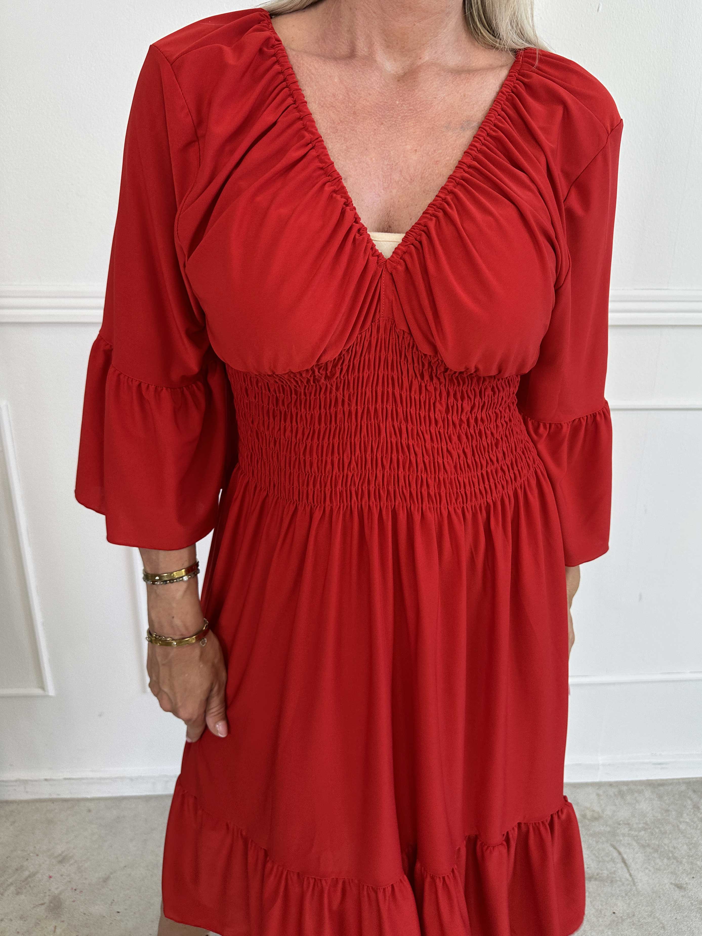 Flora Plain - Elastisk enfärgad klänning med resår och volang på ärmen