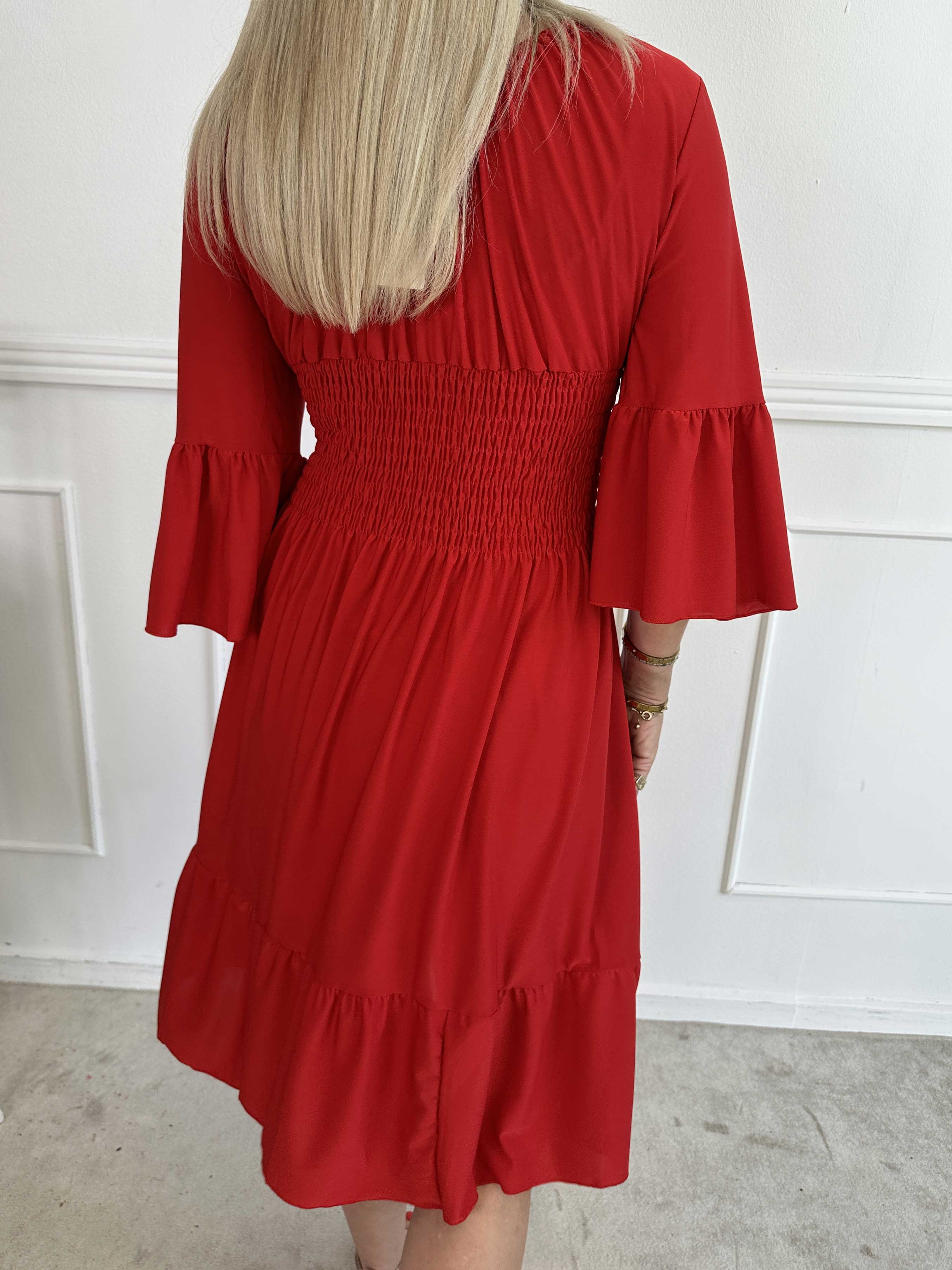 Flora Plain - Elastisk enfärgad klänning med resår och volang på ärmen