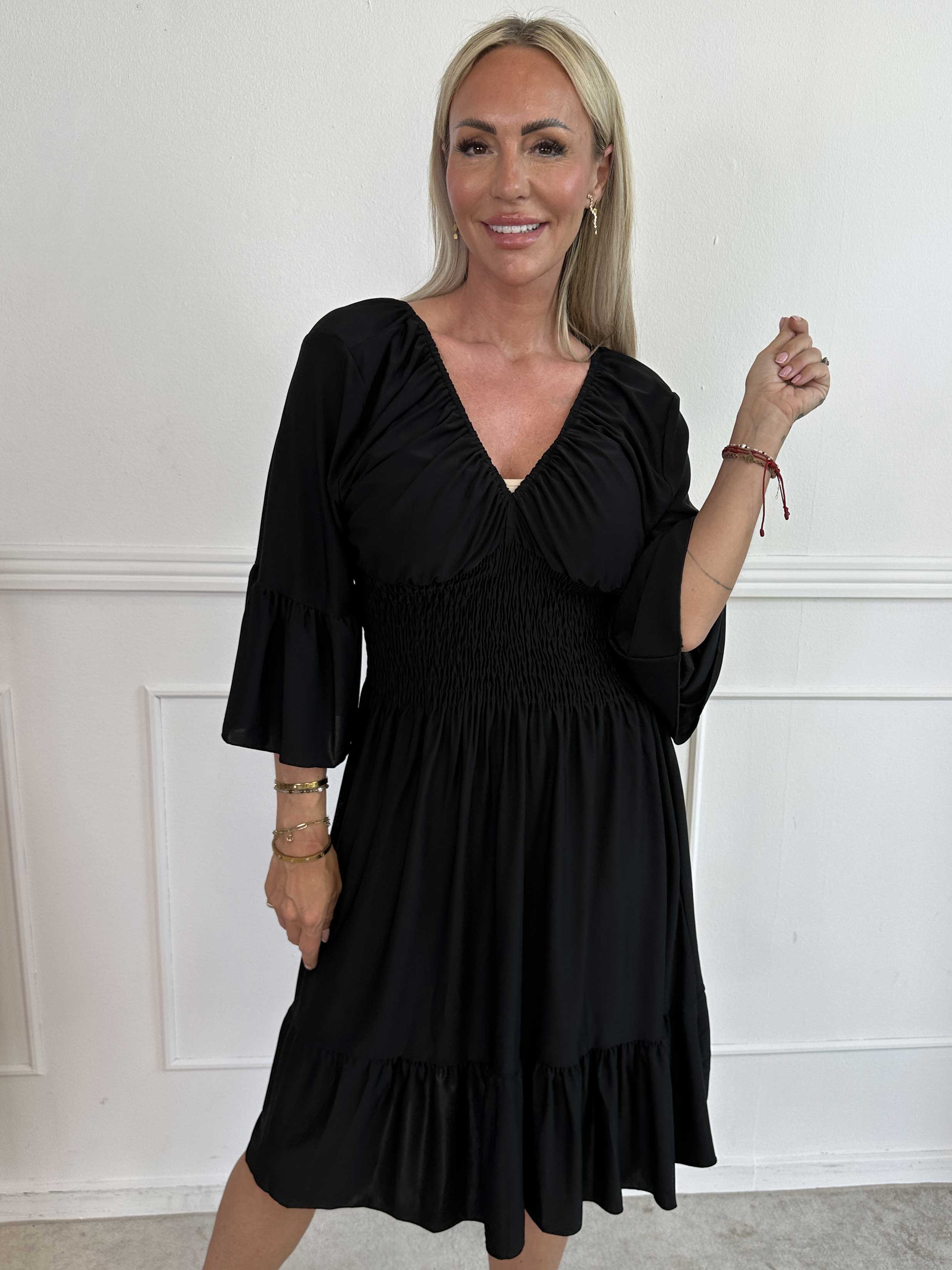 Flora Plain - Elastisk enfärgad klänning med resår och volang på ärmen