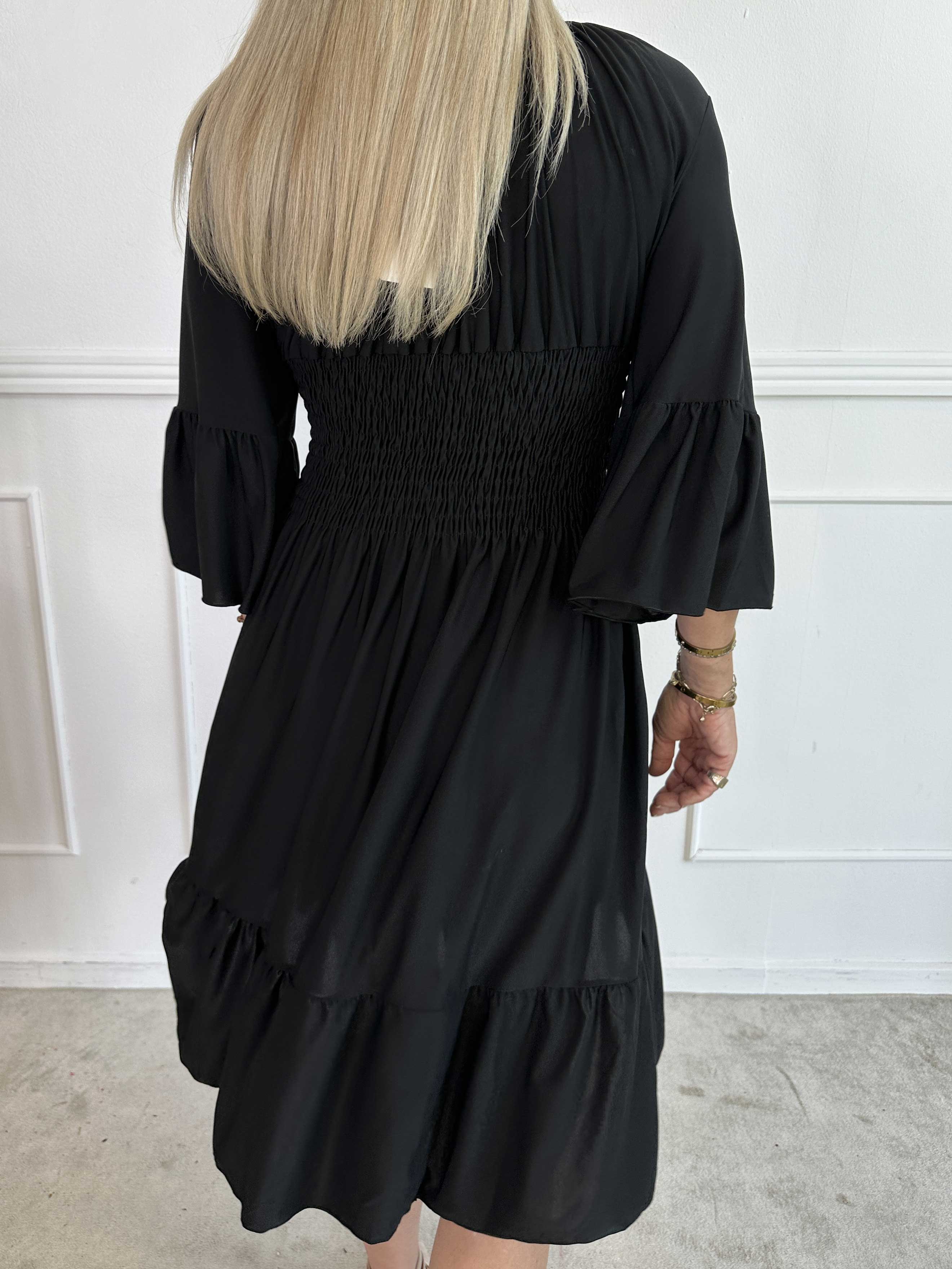 Flora Plain - Elastisk enfärgad klänning med resår och volang på ärmen