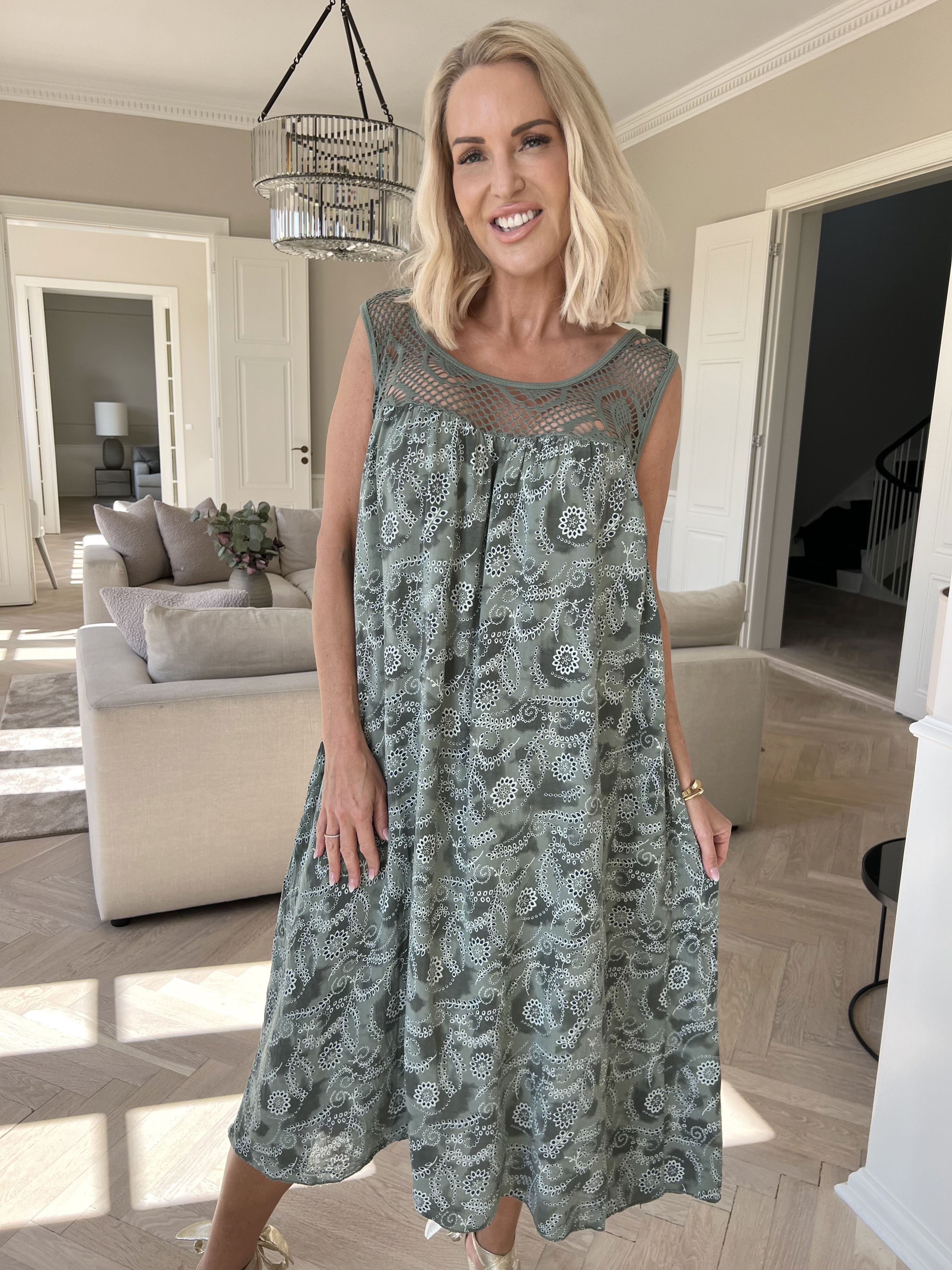 Florence - Klänning i viskos med hålmönstrat band