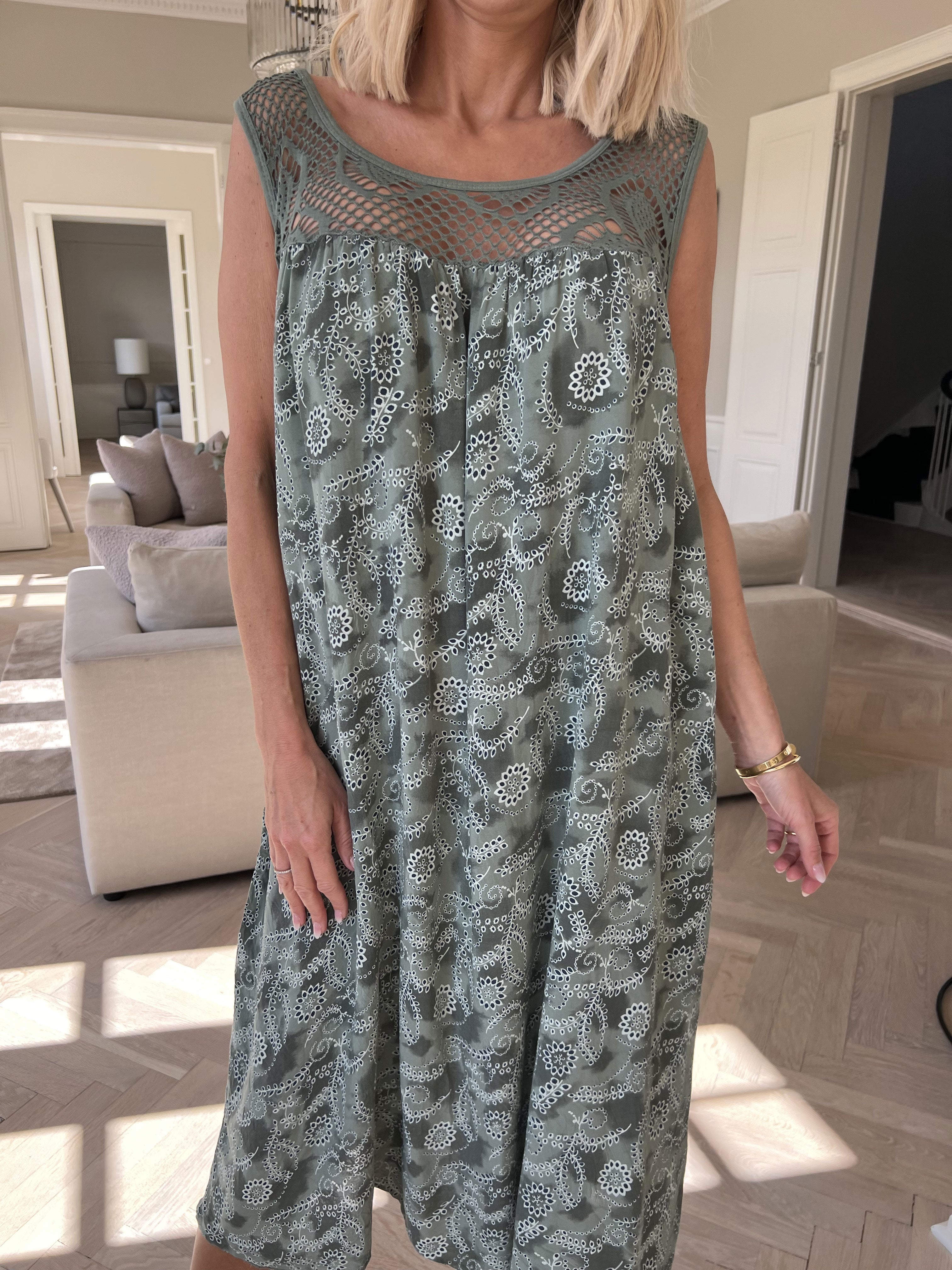 Florence - Klänning i viskos med hålmönstrat band